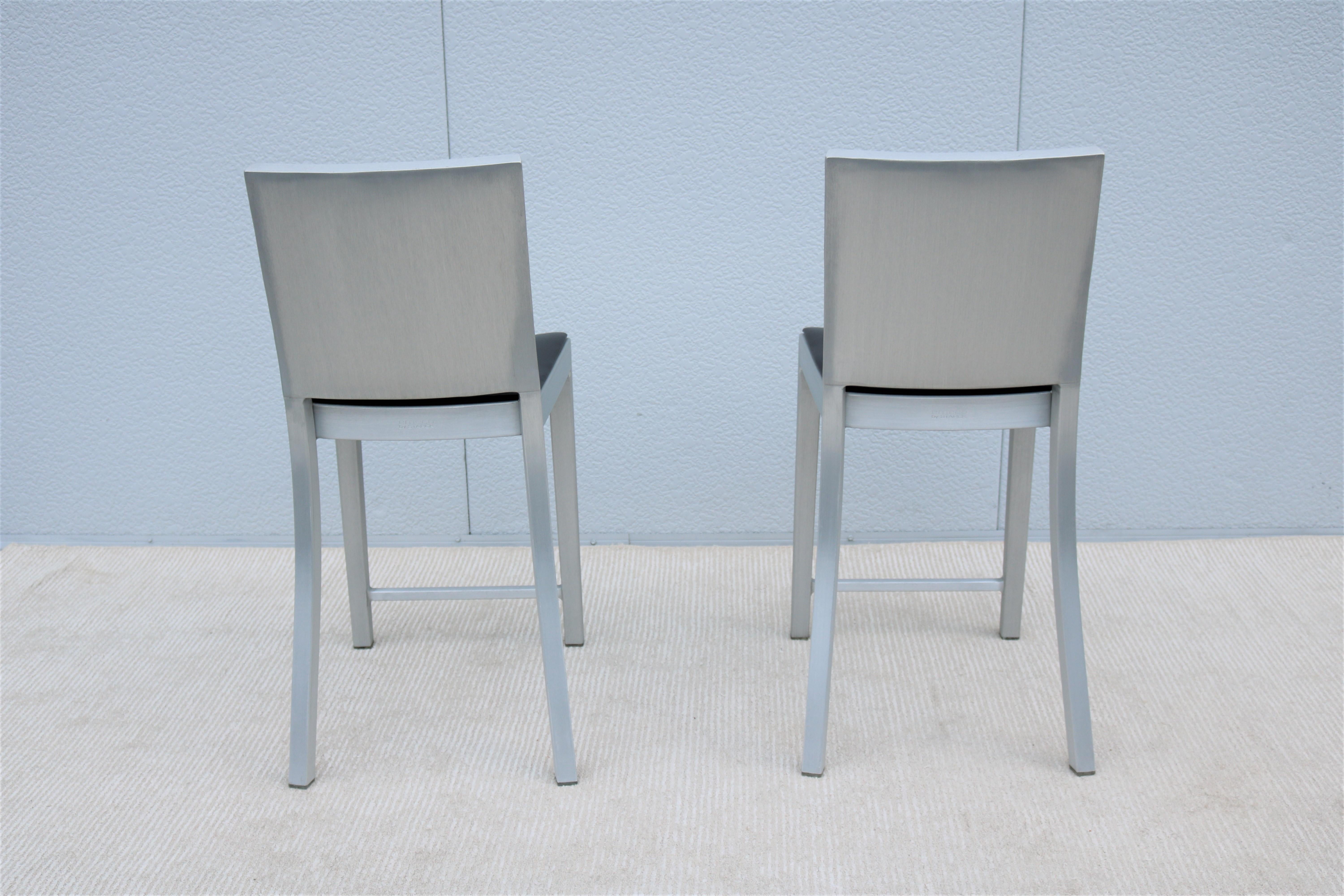 Paire de tabourets de comptoir en aluminium brossé Emeco Hudson par Starck, style industriel en vente 5