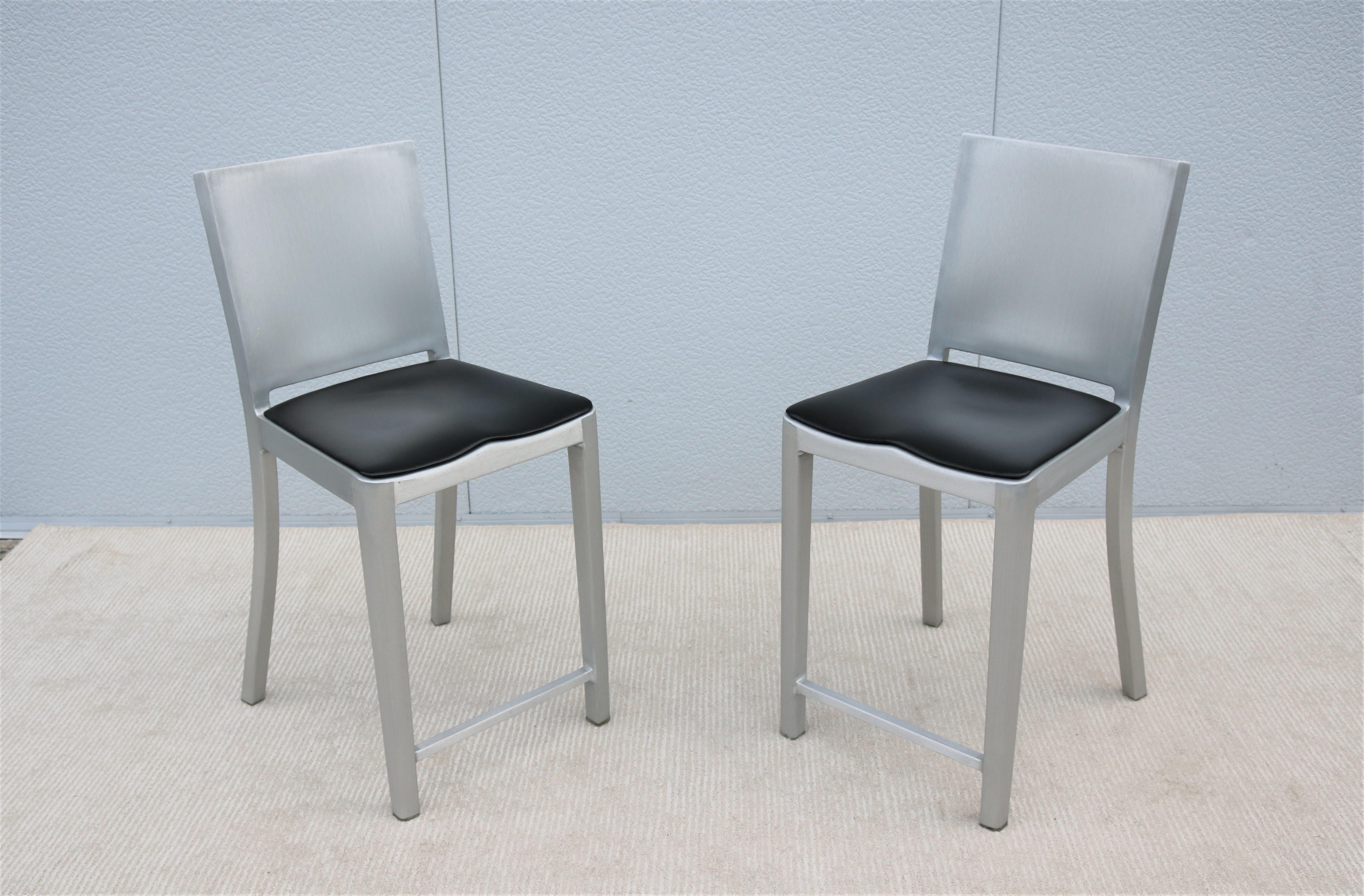 La chaise intemporelle Hudson est une mise à jour spectaculaire de la chaise classique 1006 Navy.
Conçu pour l'hôtel Hudson à New York. C'était la première collaboration entre Emeco et Philippe Starck. 
Starck a décrit la chaise comme 
