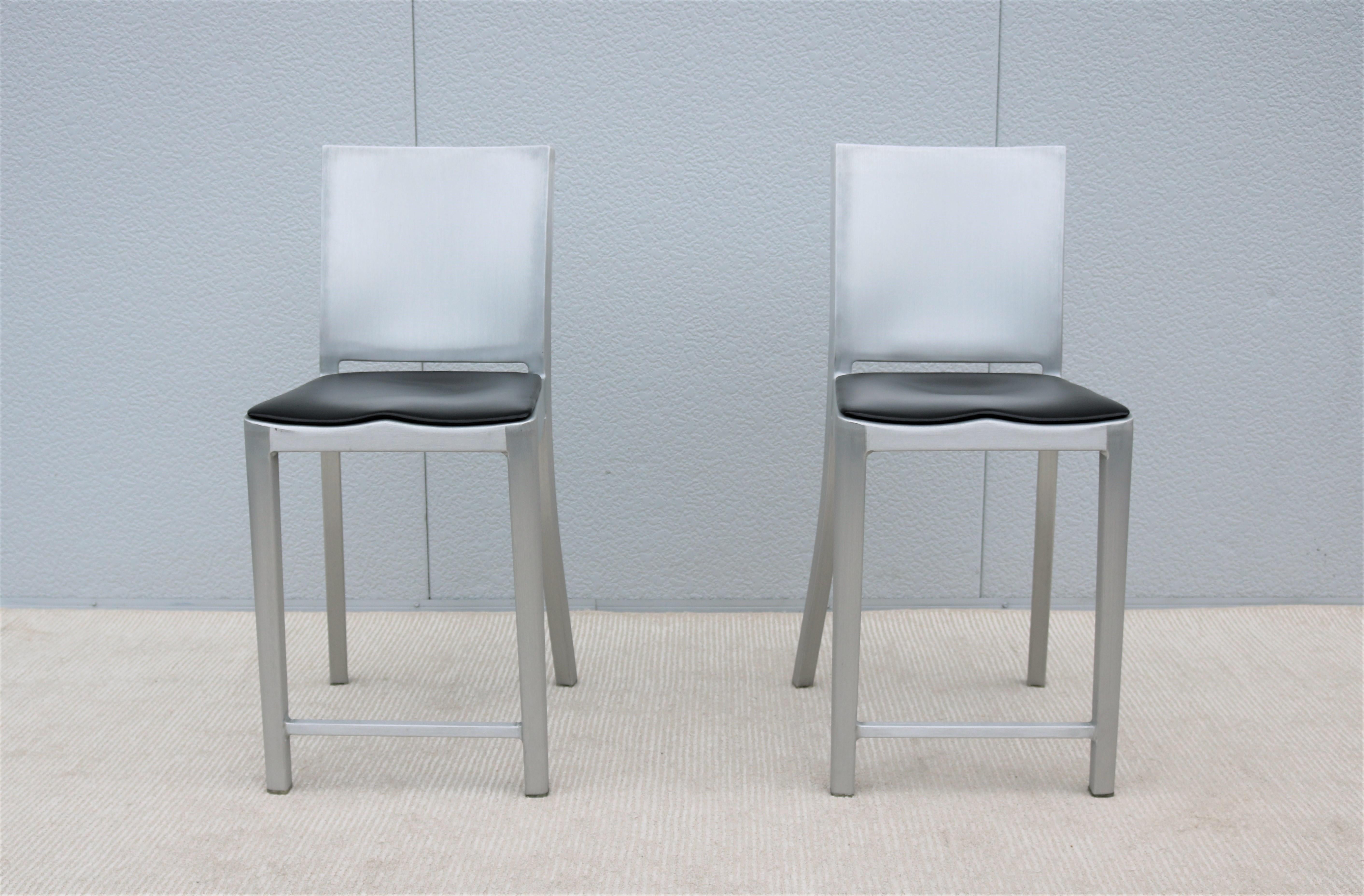 XXIe siècle et contemporain Paire de tabourets de comptoir en aluminium brossé Emeco Hudson par Starck, style industriel en vente