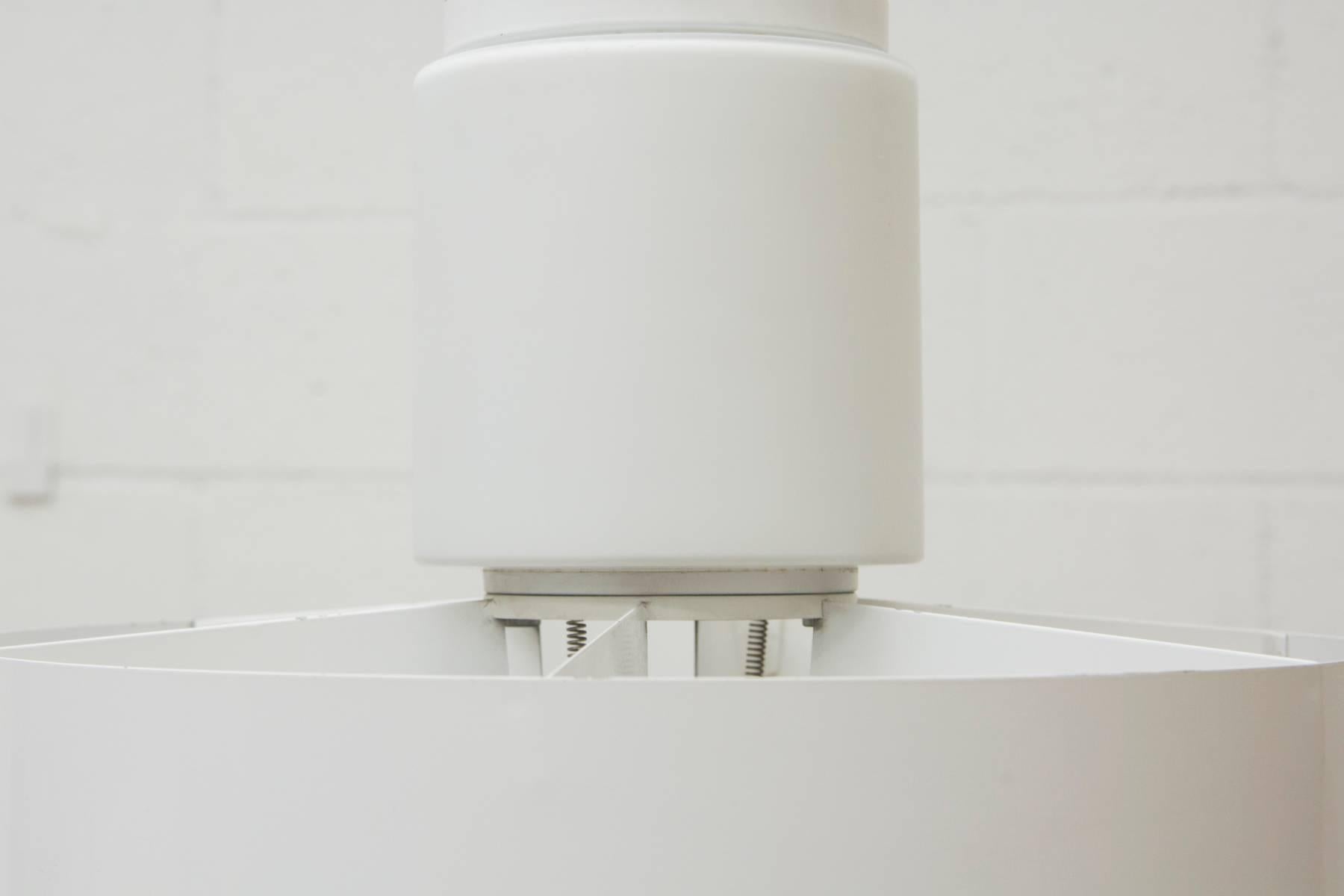 Émaillé Plafonniers industriels en métal blanc émaillé et verre opalin en vente