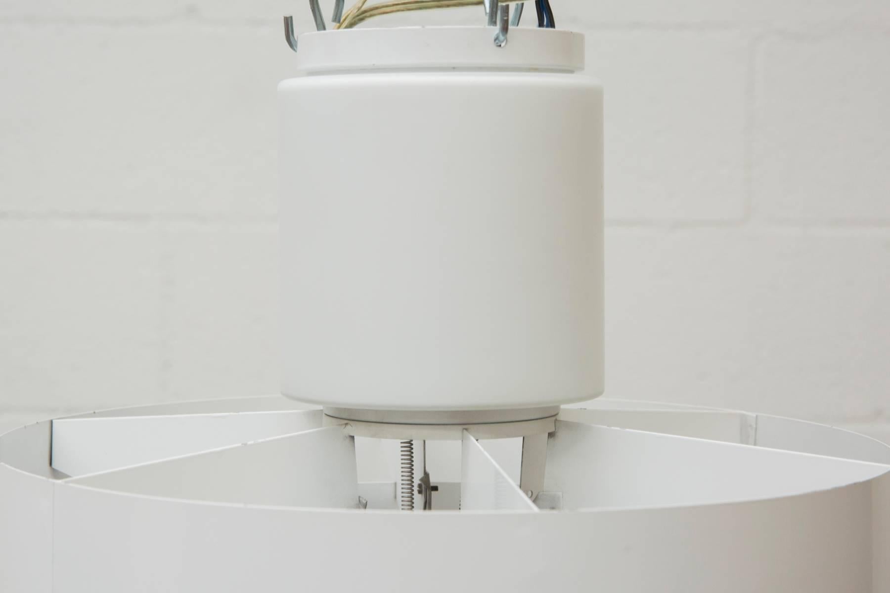 Métal Plafonniers industriels en métal blanc émaillé et verre opalin en vente