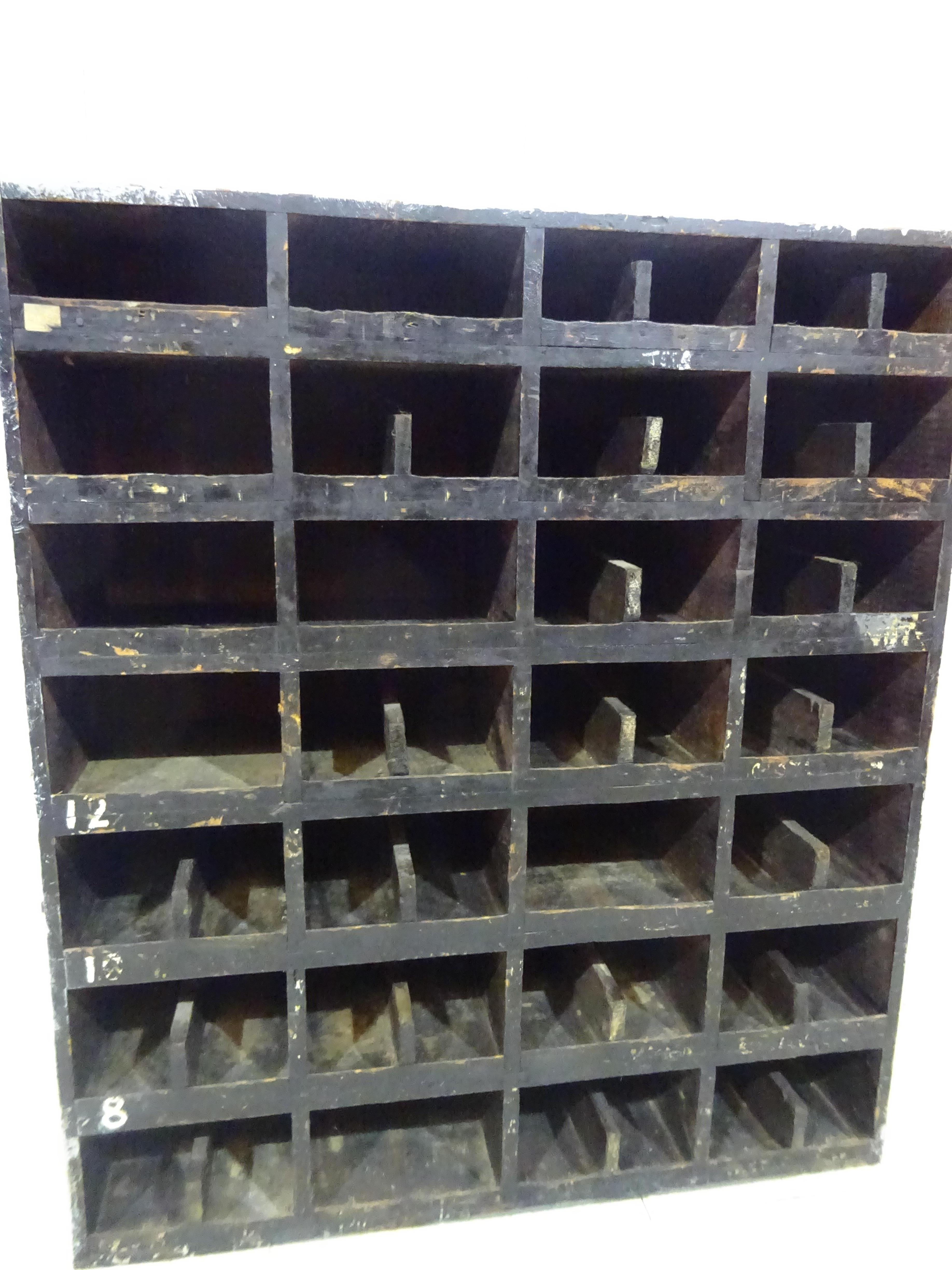 Pigeonnier industriel des années 1940 

Un bel objet idéal pour le stockage du vin ! 

Il s'agit d'une armoire à casiers pour ingénieurs datant des années 1940, utilisée à l'origine pour ranger les écrous et les boulons dans un
