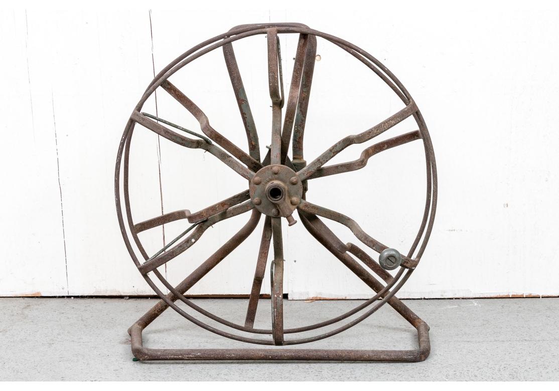 Enrouleur de fil de fer ancien avec bouton, manipulé.
Dimensions : 25