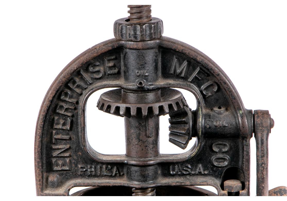 Eine sehr gut gemachte Schleifmaschine aus Philadelphia aus dem späten 19. und frühen 20. Von Enterprise Mfg. Co, Phil, U.S.A. Mit Handkurbel und Standfuß. 

Abmessungen: H. 20