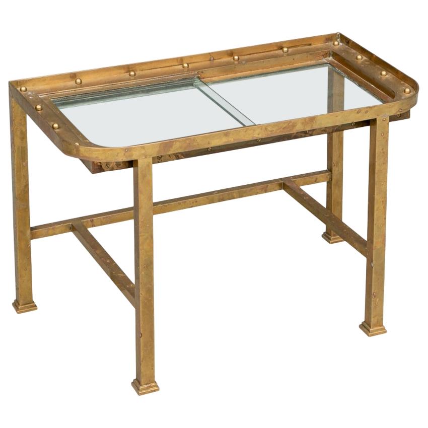 Niedriger Tisch aus der Industriezeit:: hergestellt aus einem Schiffswerftfenster