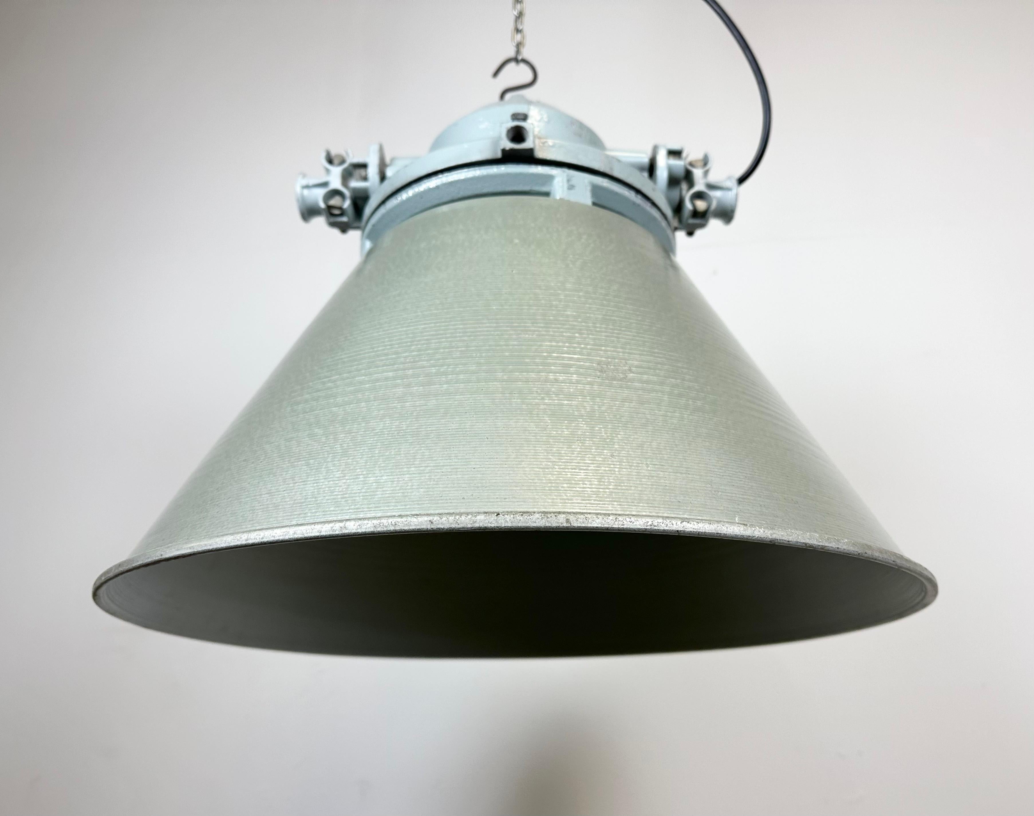Industrial Explosion Proof Lamp with Aluminium Shade from Elektrosvit, 1970s For Sale 3