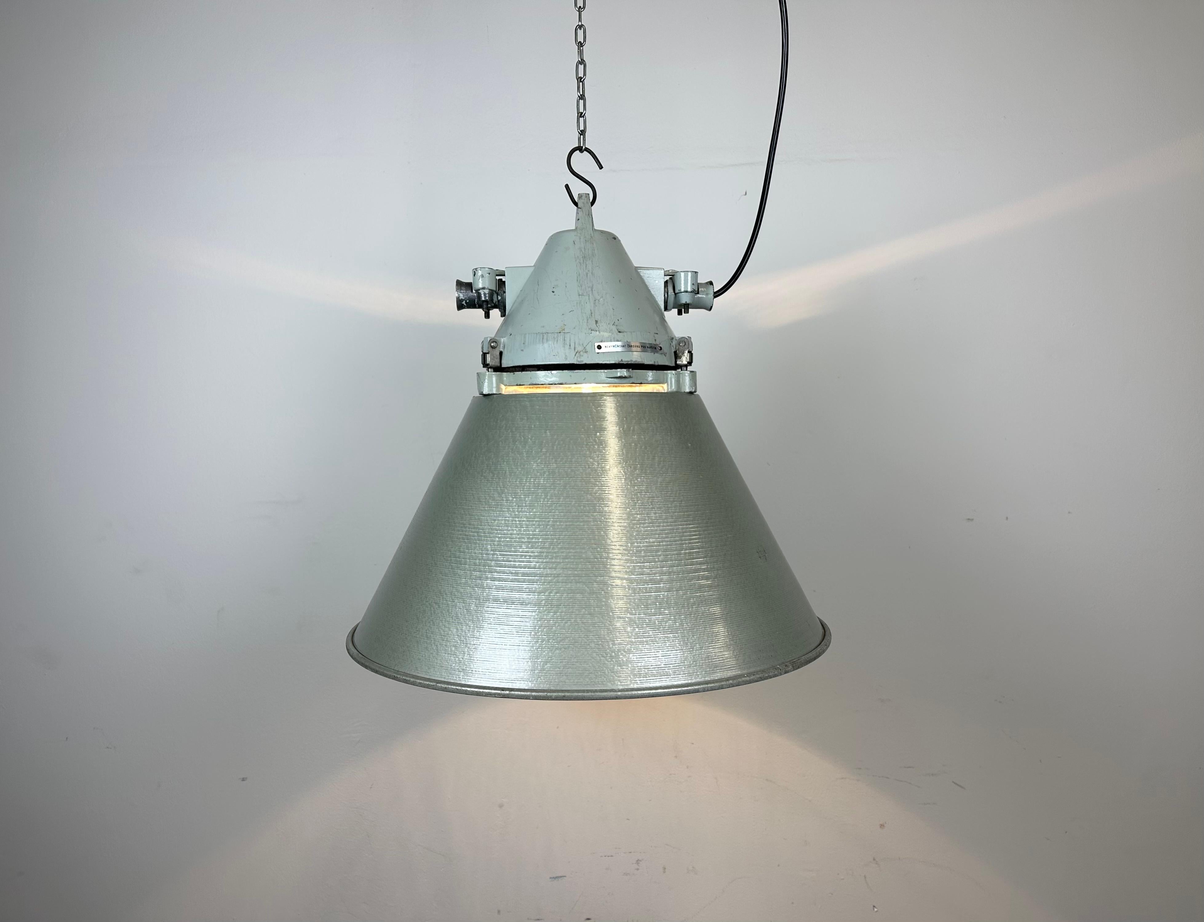 Lampe d'extraction industrielle avec abat-jour en aluminium de Elektrosvit, 1970 en vente 3