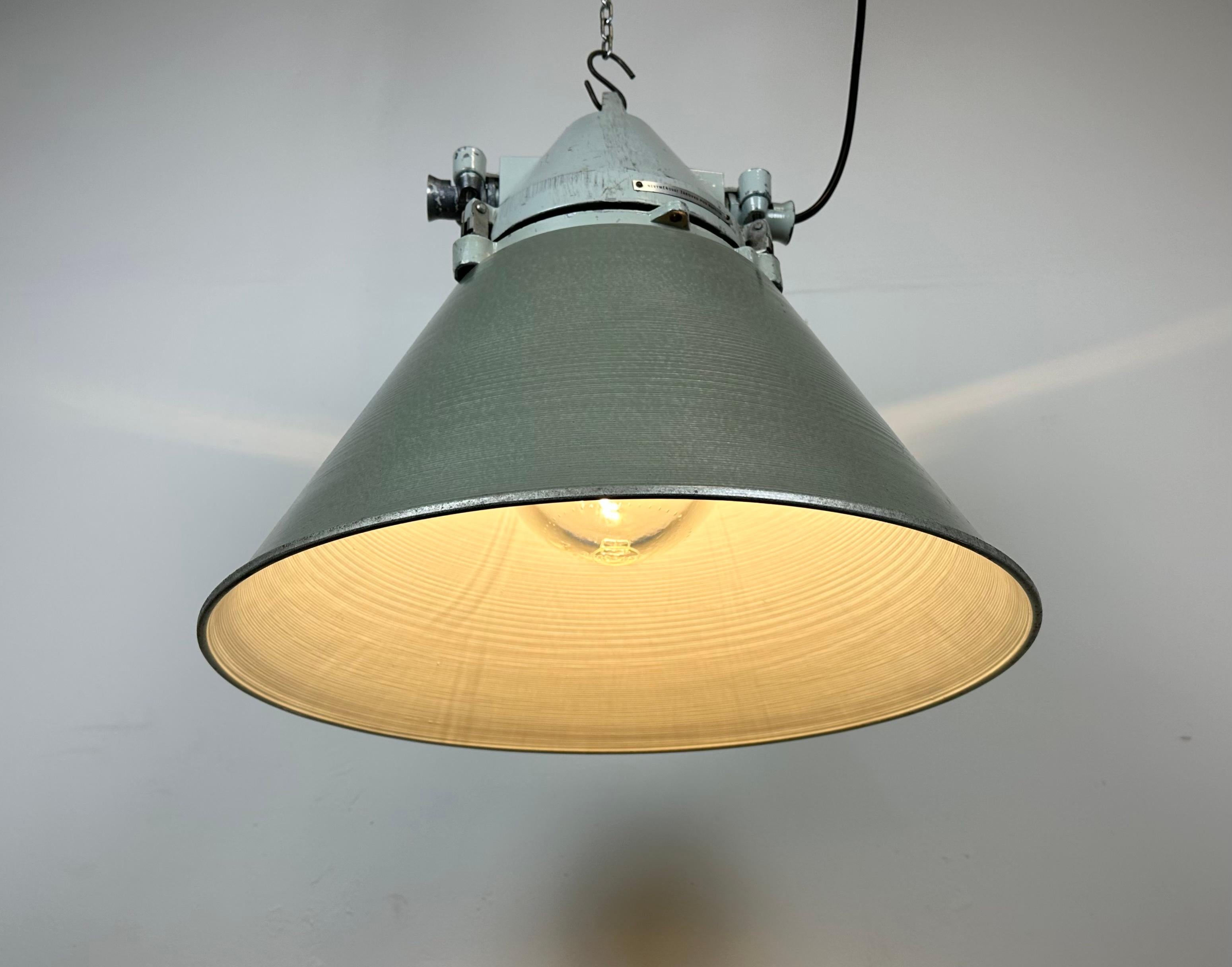 Industrial Explosion Proof Lamp with Aluminium Shade from Elektrosvit, 1970s For Sale 4