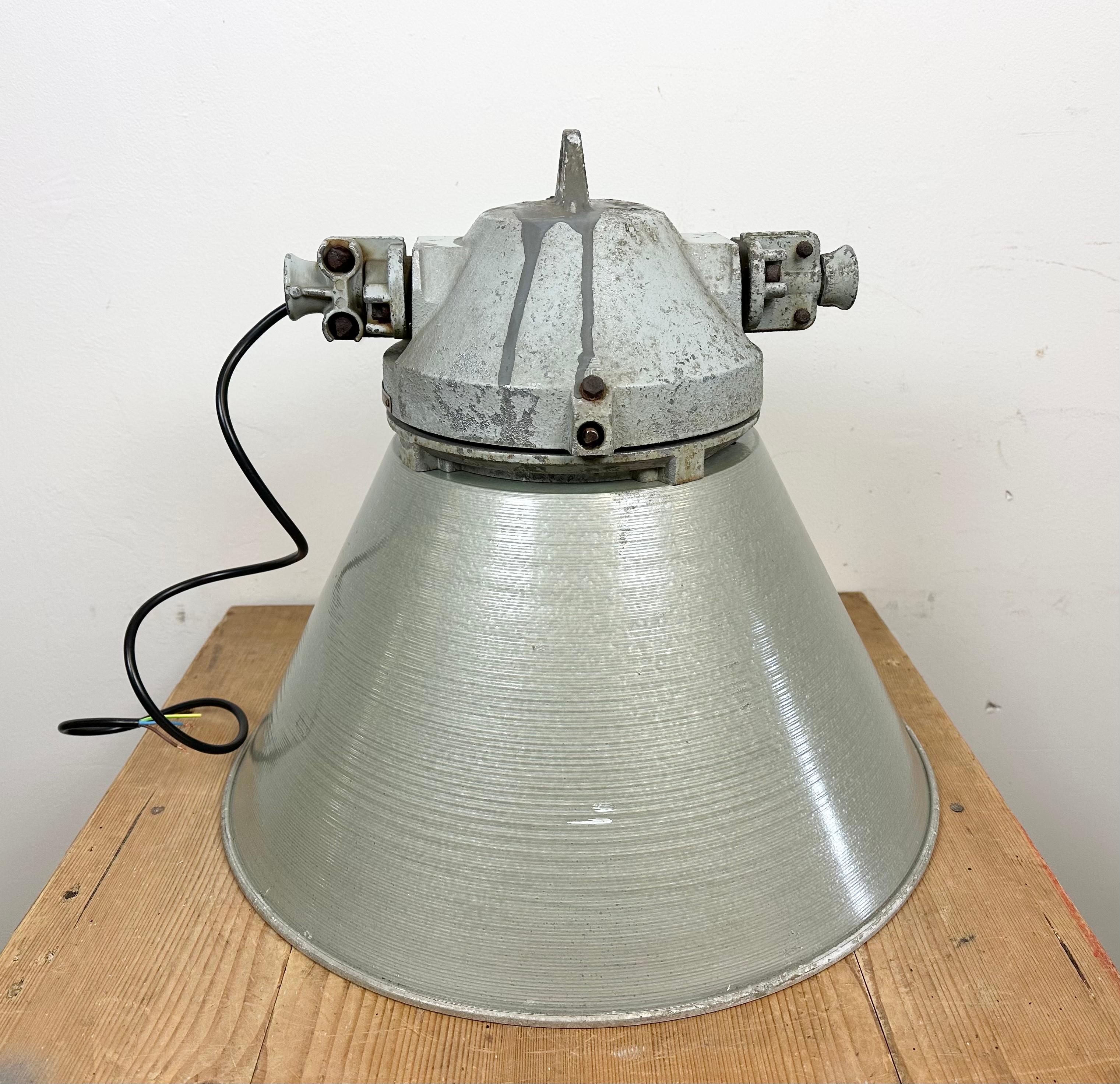 Industrial Explosion Proof Lamp with Aluminium Shade from Elektrosvit, 1970s For Sale 7