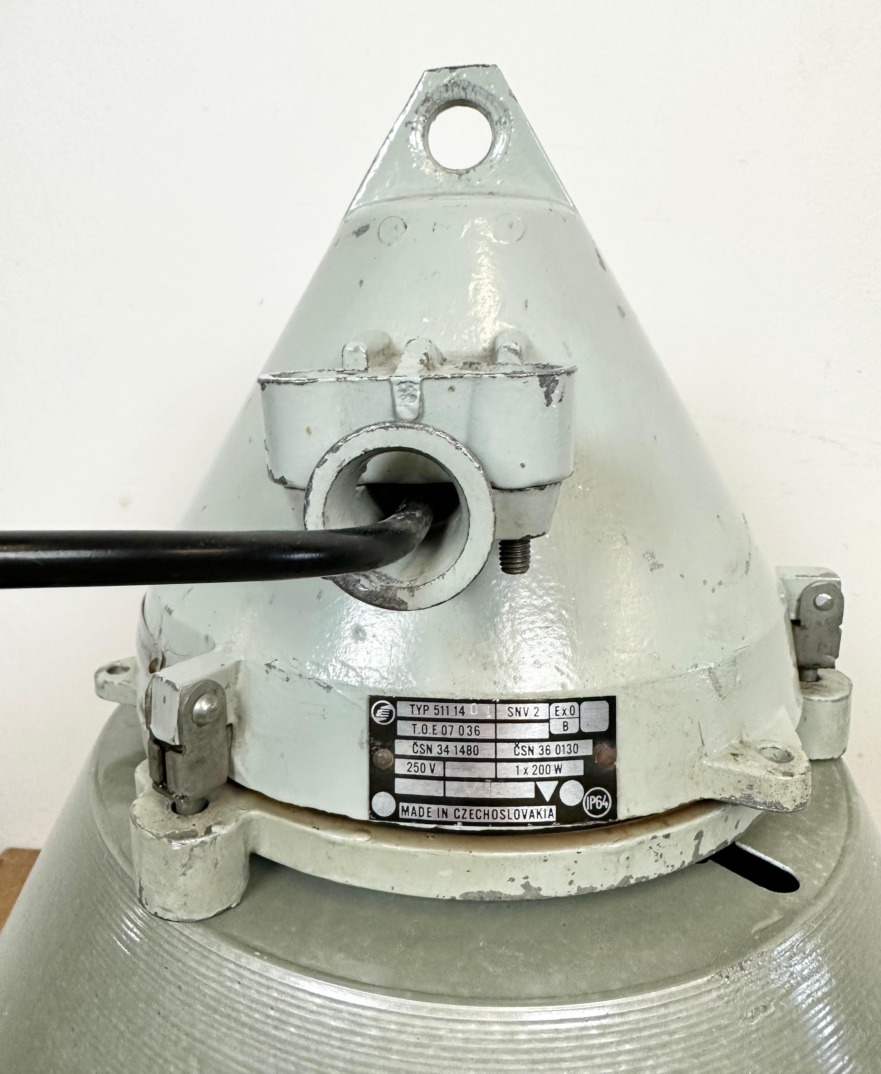 Lampe d'extraction industrielle avec abat-jour en aluminium de Elektrosvit, 1970 en vente 8