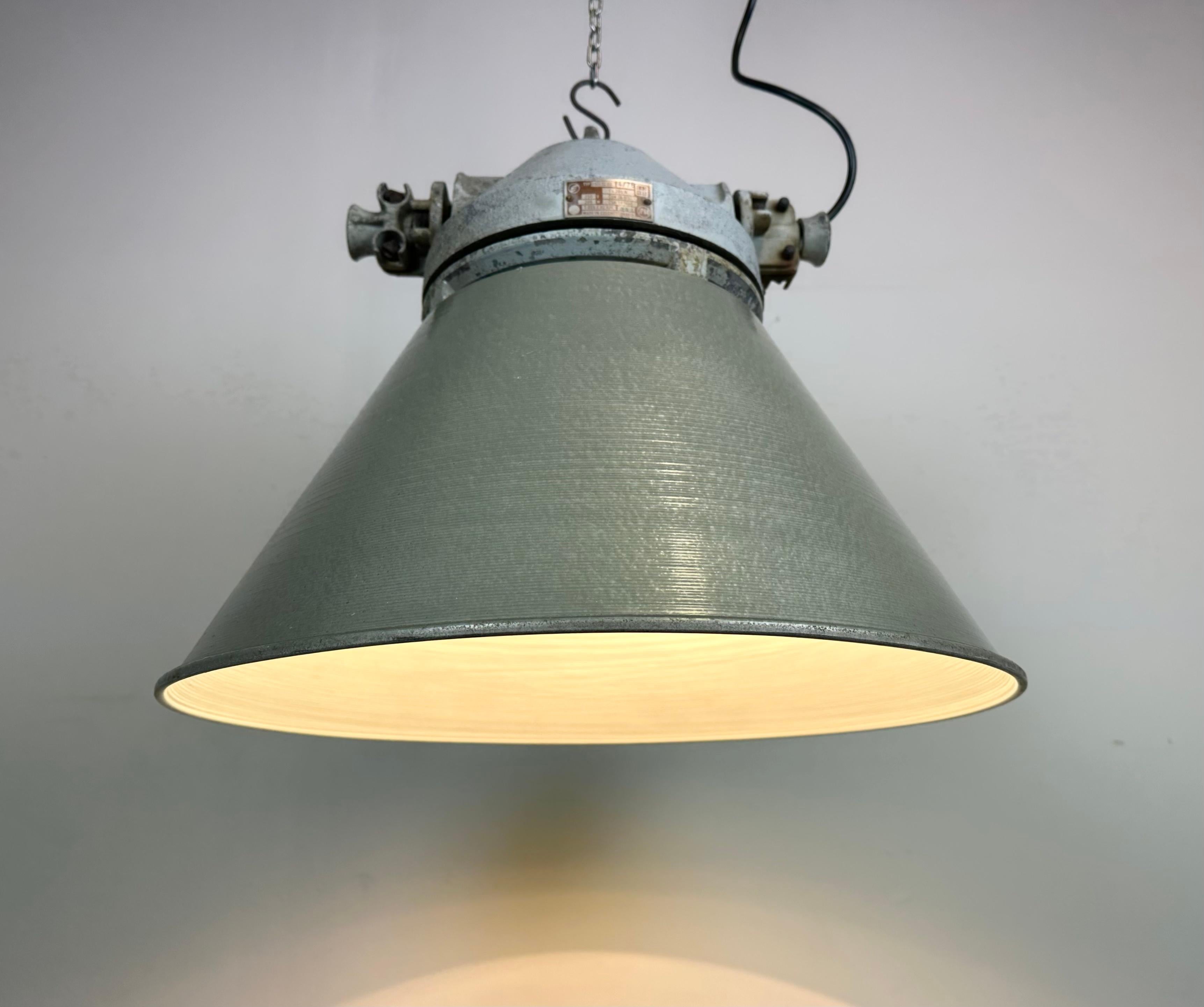 Industrial Explosion Proof Lamp with Aluminium Shade from Elektrosvit, 1970s For Sale 10