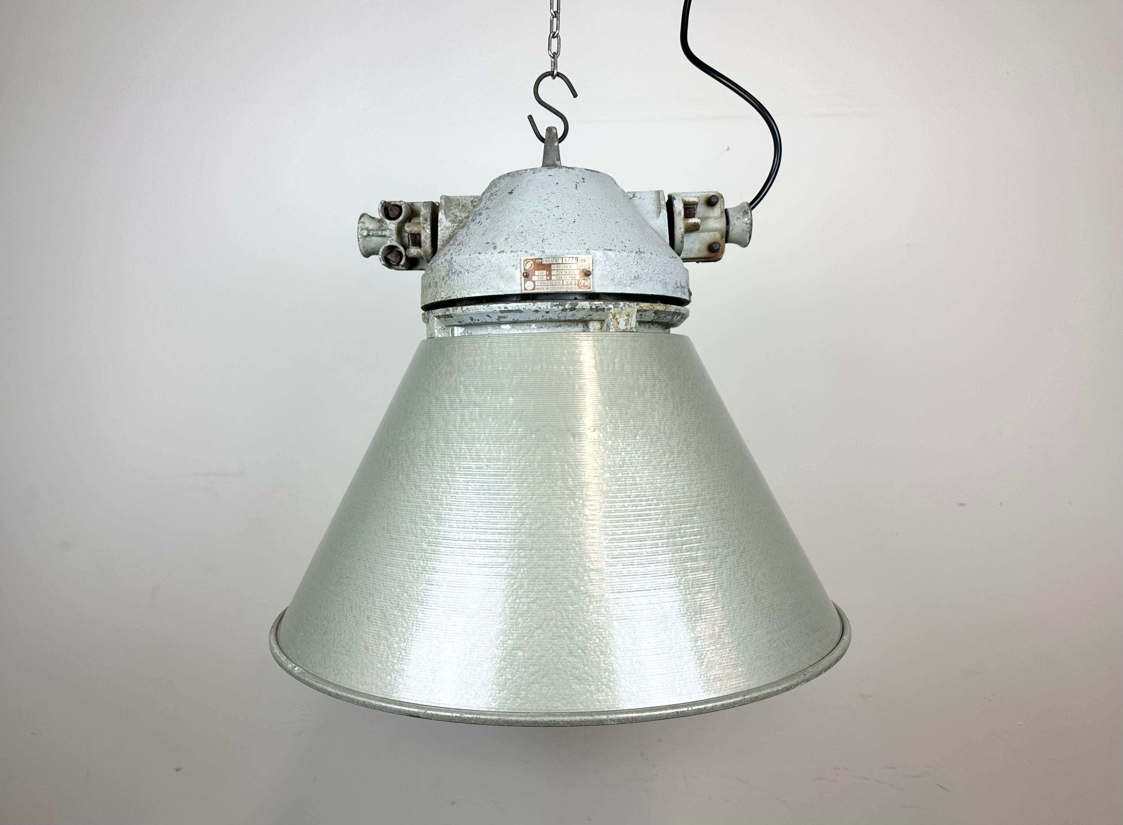 Industrial factory light manufactured by Elektrosvit in former Czechoslovakia during the 1970s. It features a cast aluminium body ,an explosion-proof clear glass and hammerpaint aluminium shade.
The socket requires E27E/26 lightbulbs. New wire. The