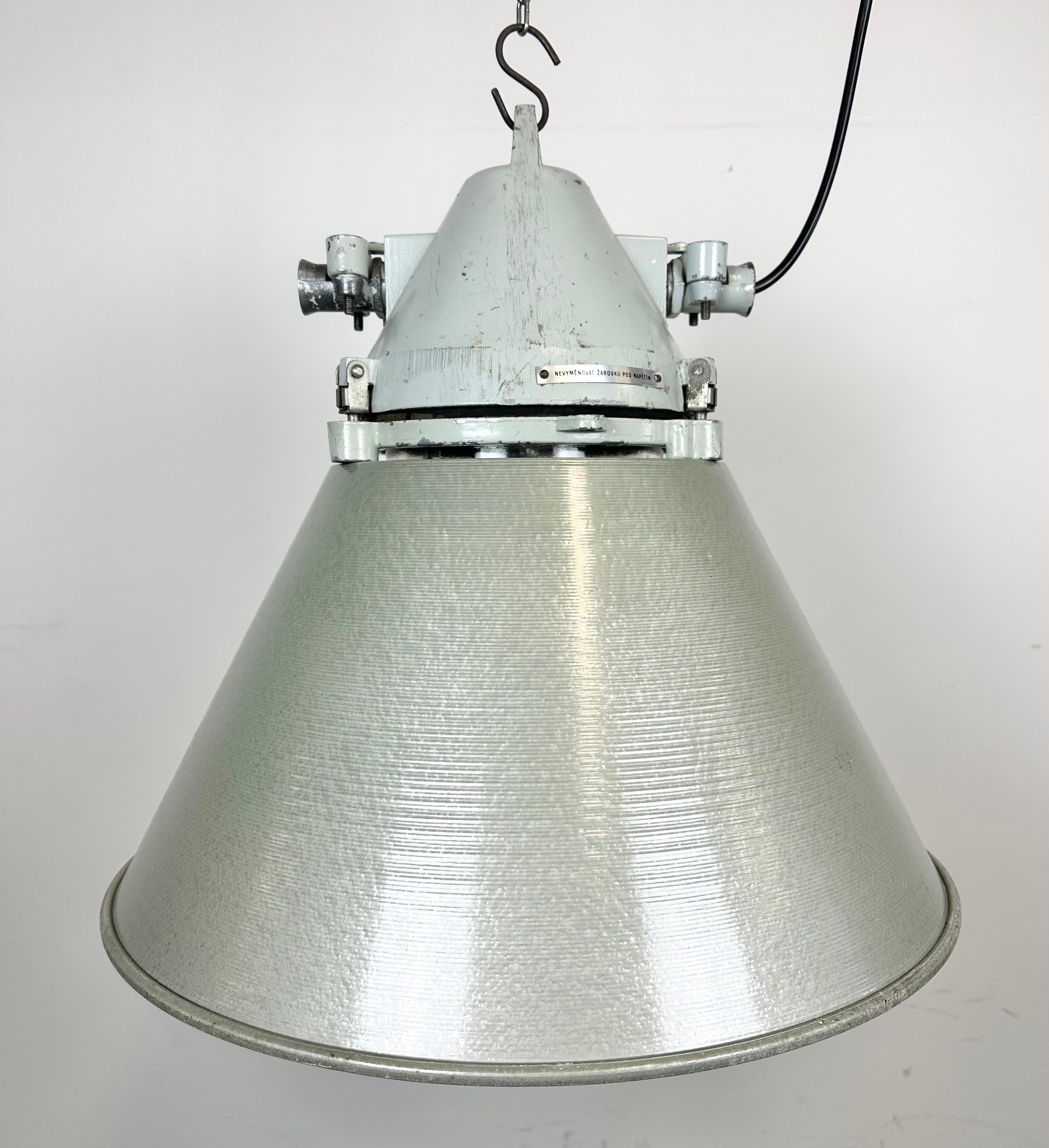Industriel Lampe d'extraction industrielle avec abat-jour en aluminium de Elektrosvit, 1970 en vente