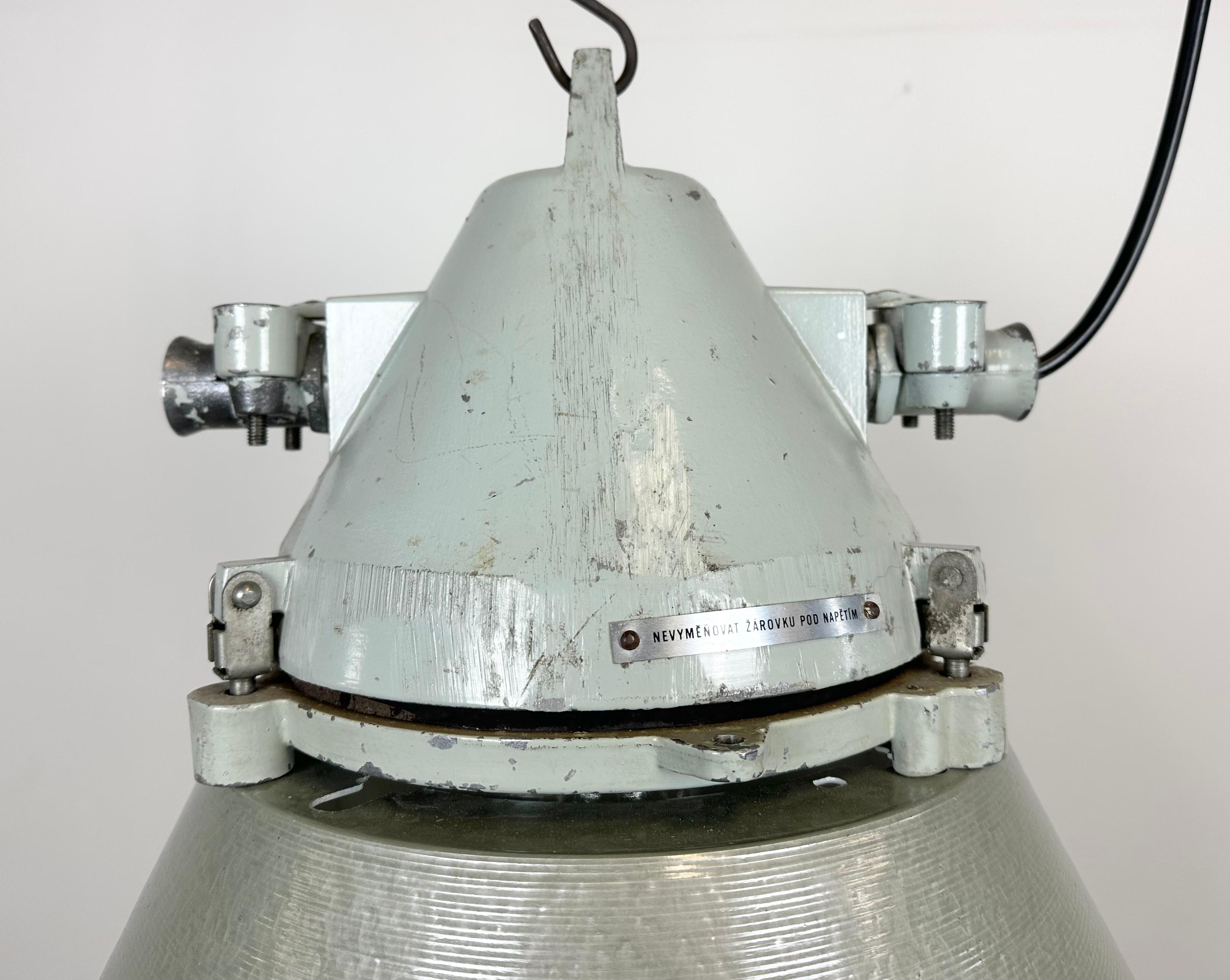 Tchèque Lampe d'extraction industrielle avec abat-jour en aluminium de Elektrosvit, 1970 en vente