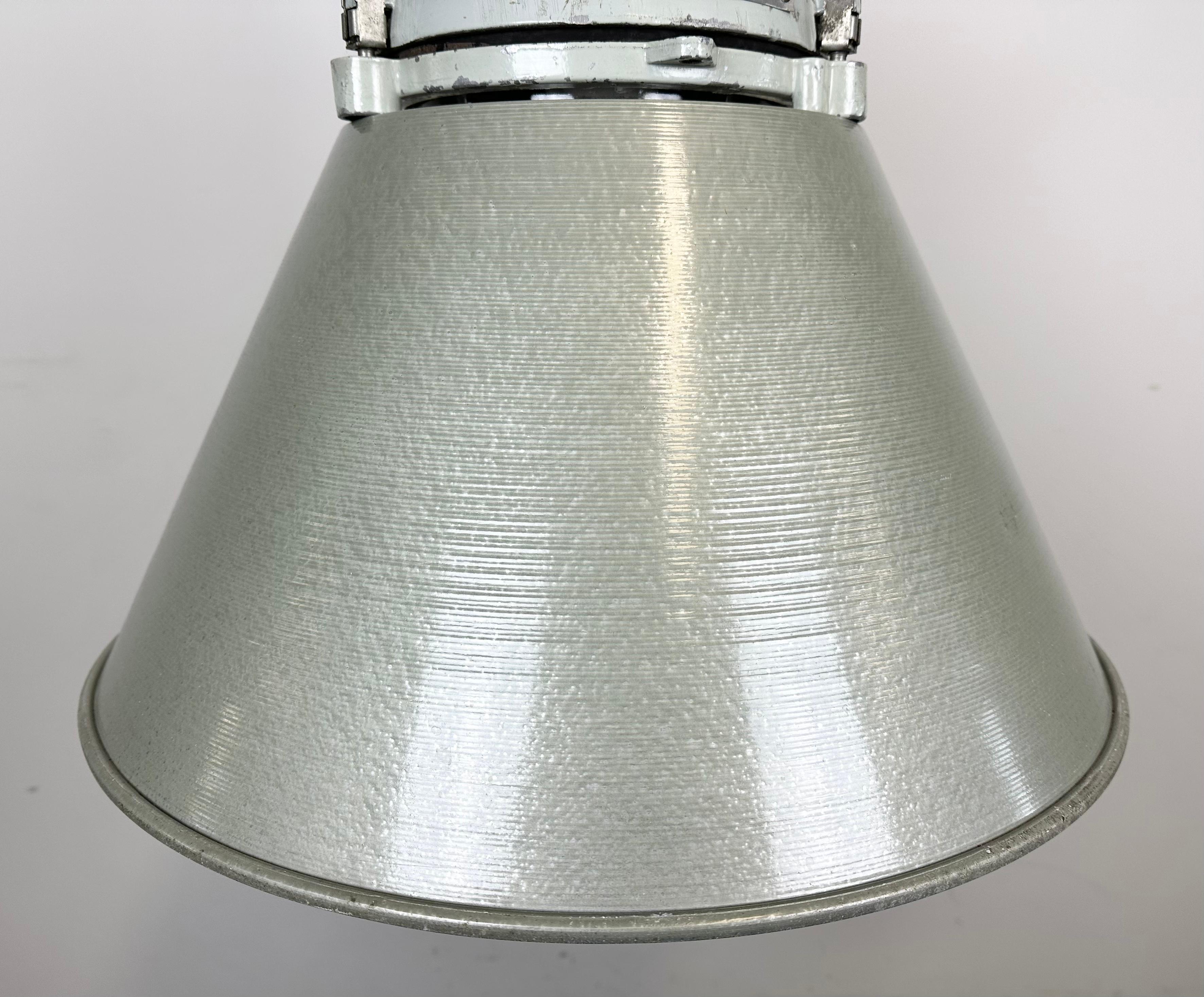 Industrial Explosion Proof Lamp with Aluminium Shade from Elektrosvit, 1970s In Good Condition For Sale In Kojetice, CZ