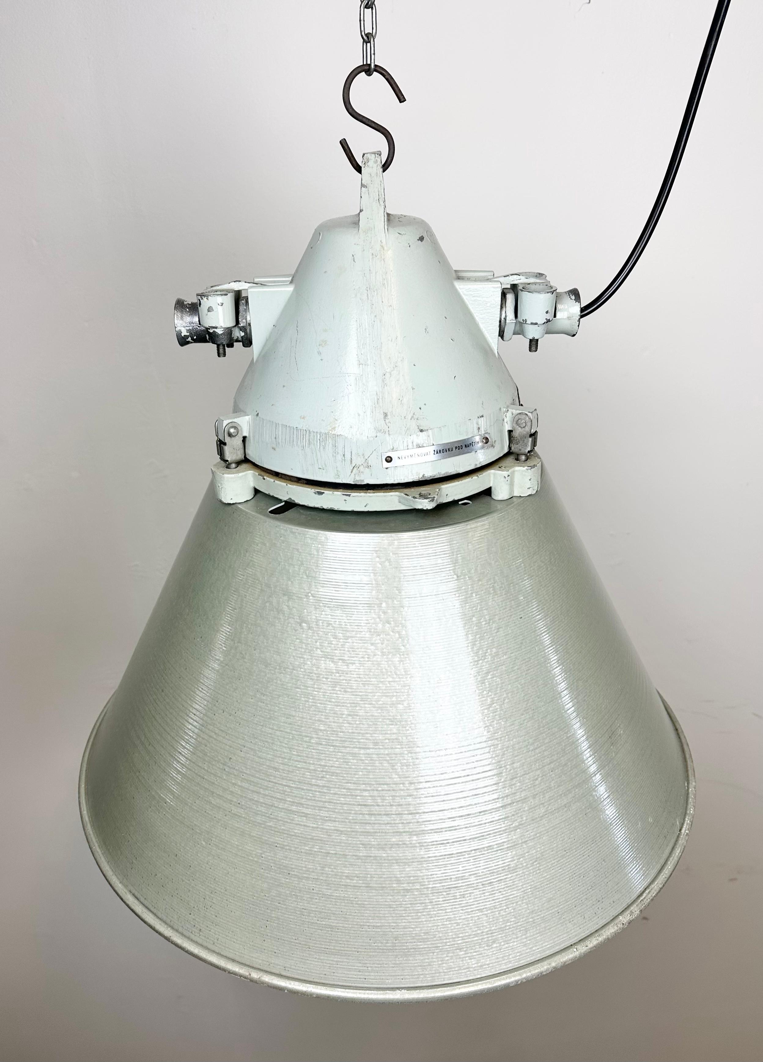 Aluminium Lampe d'extraction industrielle avec abat-jour en aluminium de Elektrosvit, 1970 en vente