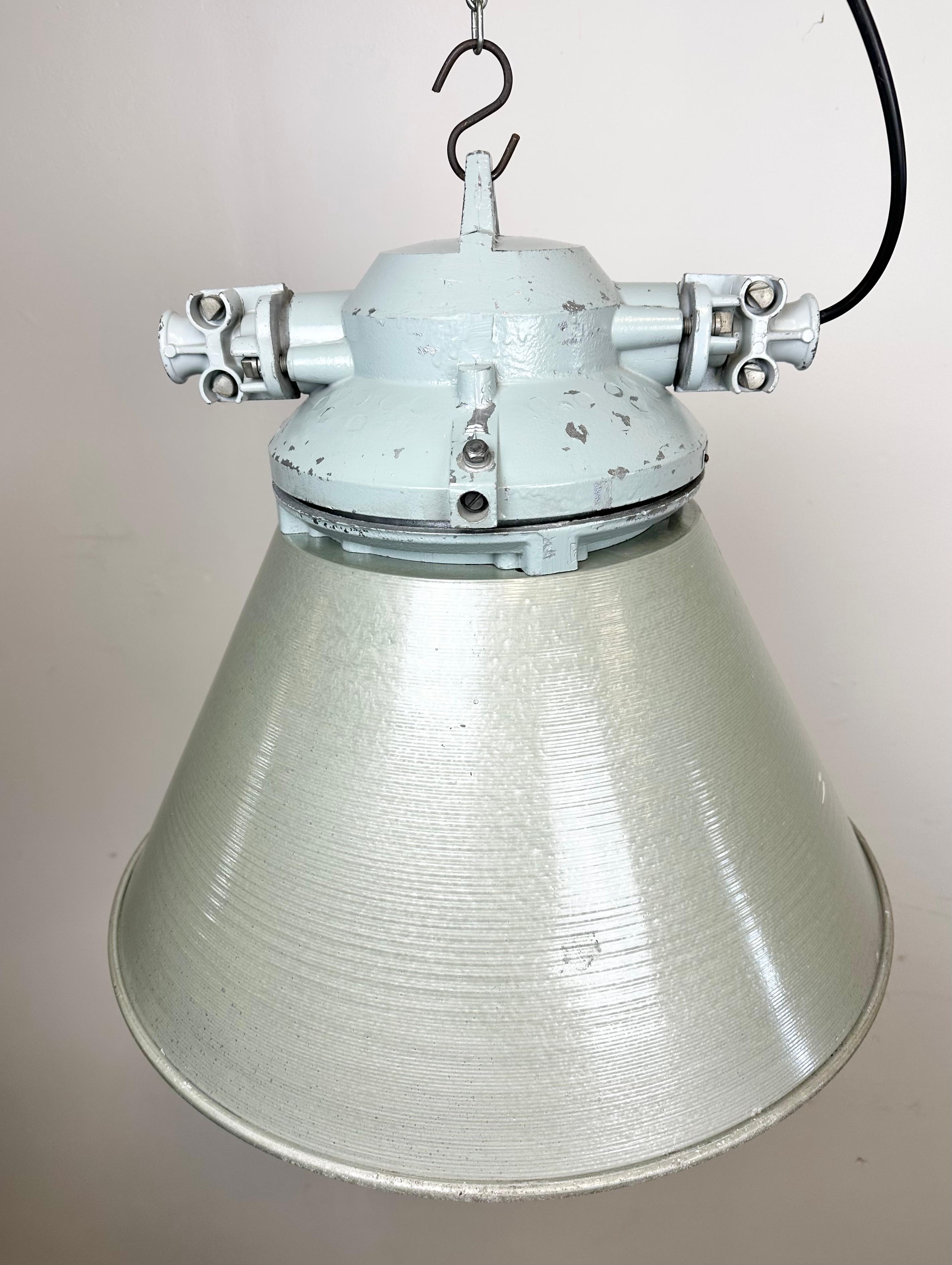 Industrial Explosion Proof Lamp with Aluminium Shade from Elektrosvit, 1970s For Sale 1