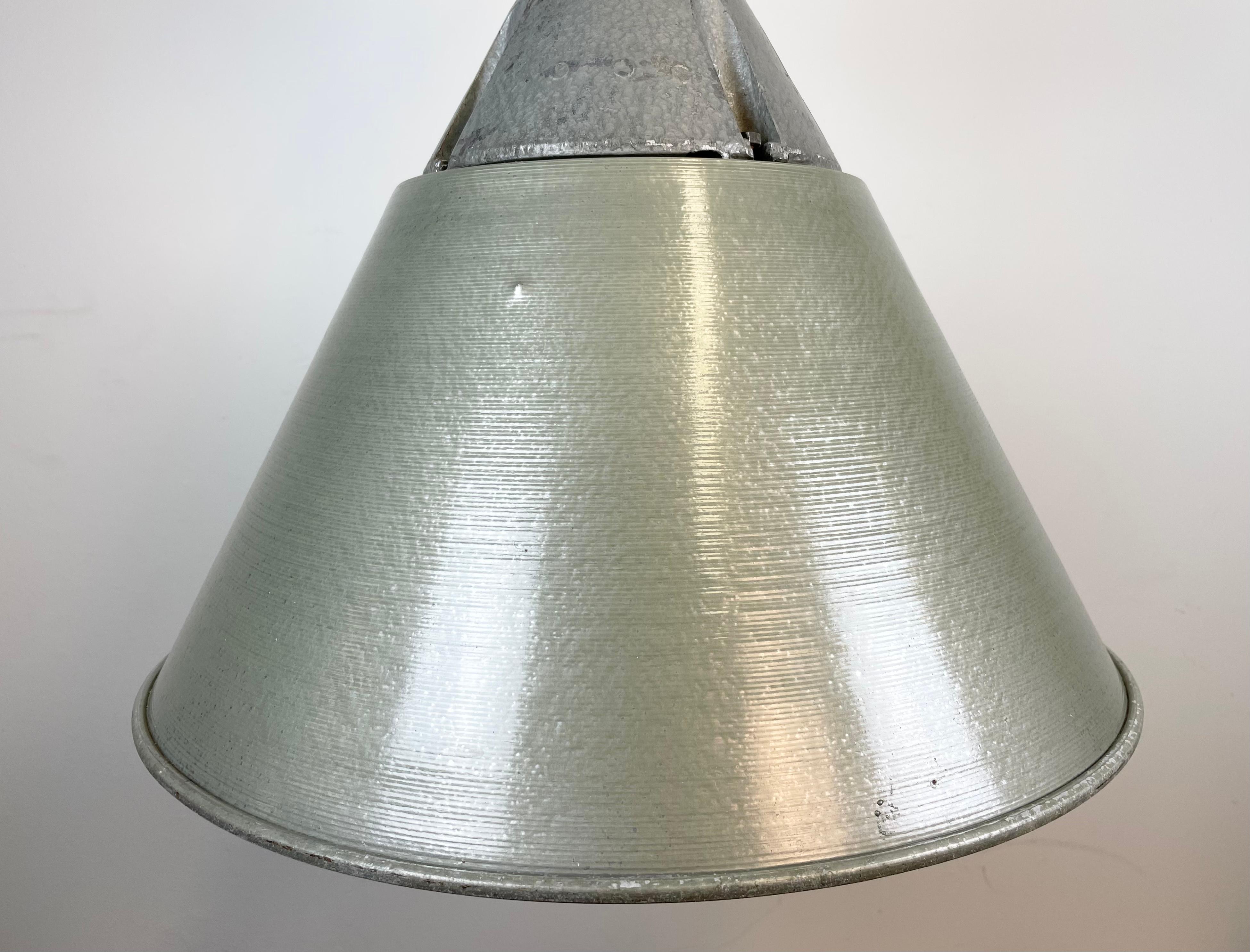 Fin du 20e siècle Lampe d'exposition industrielle avec abat-jour en aluminium de Polam, années 1970 en vente