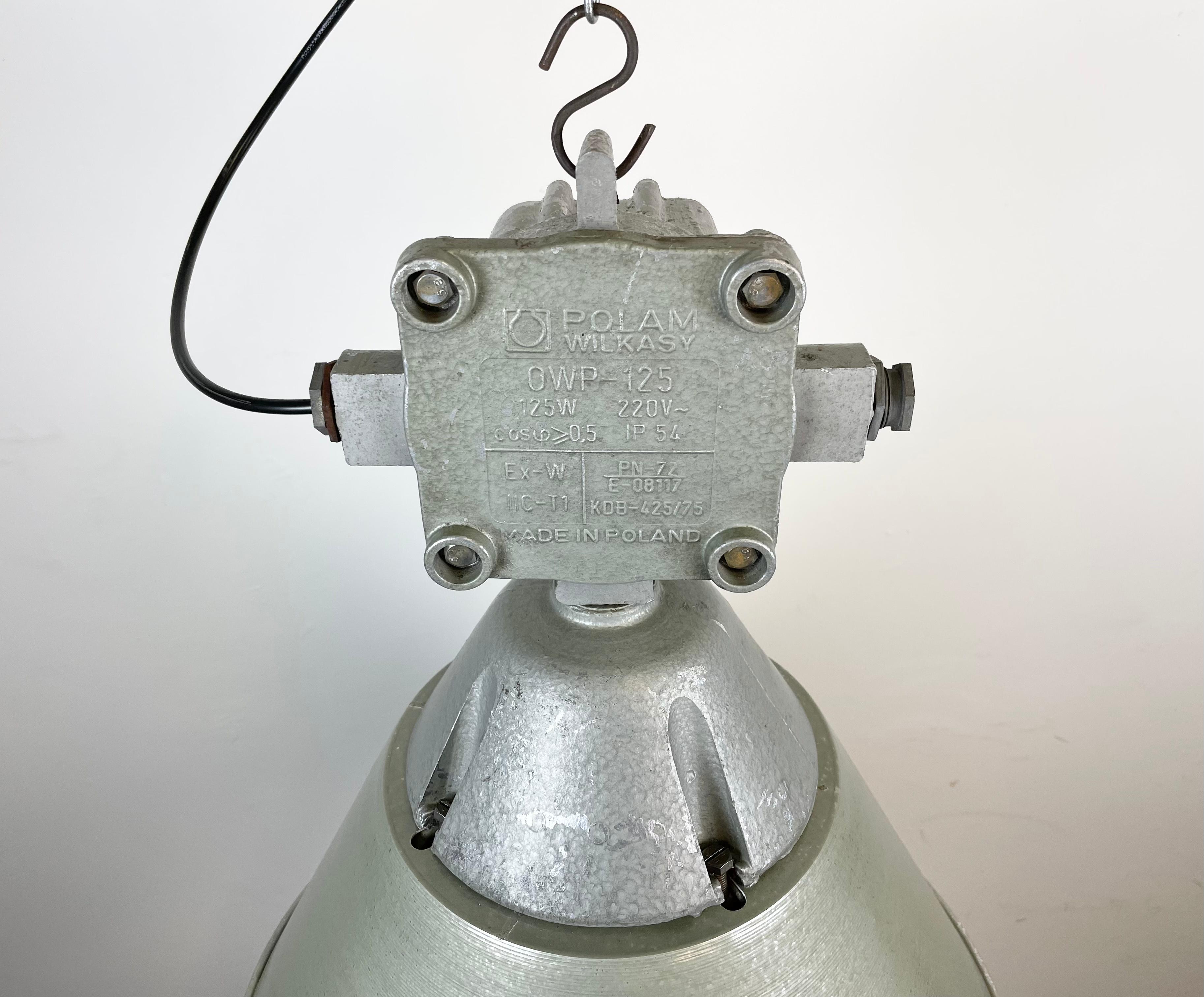 Aluminium Lampe d'exposition industrielle avec abat-jour en aluminium de Polam, années 1970 en vente
