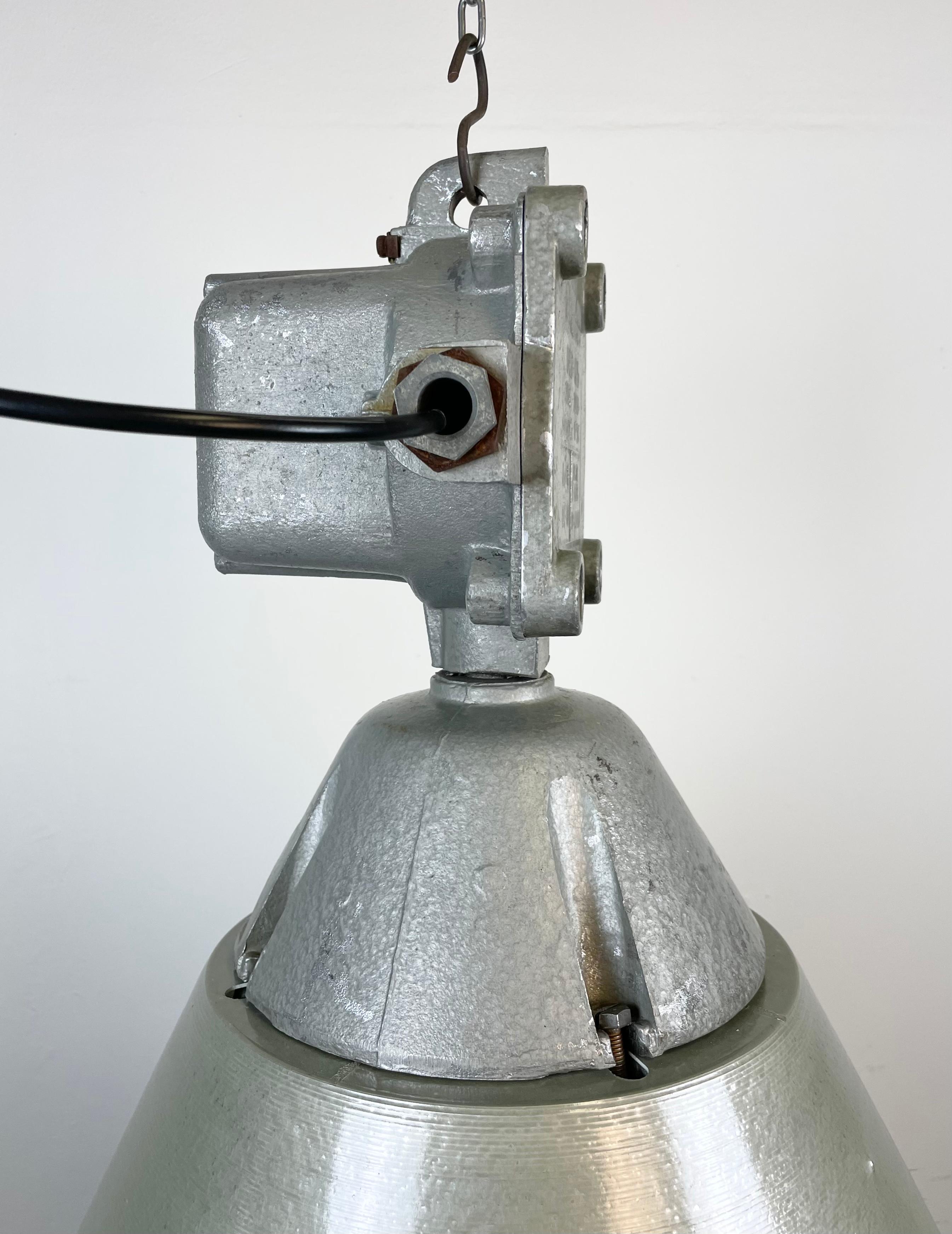 Lampe d'exposition industrielle avec abat-jour en aluminium de Polam, années 1970 en vente 1