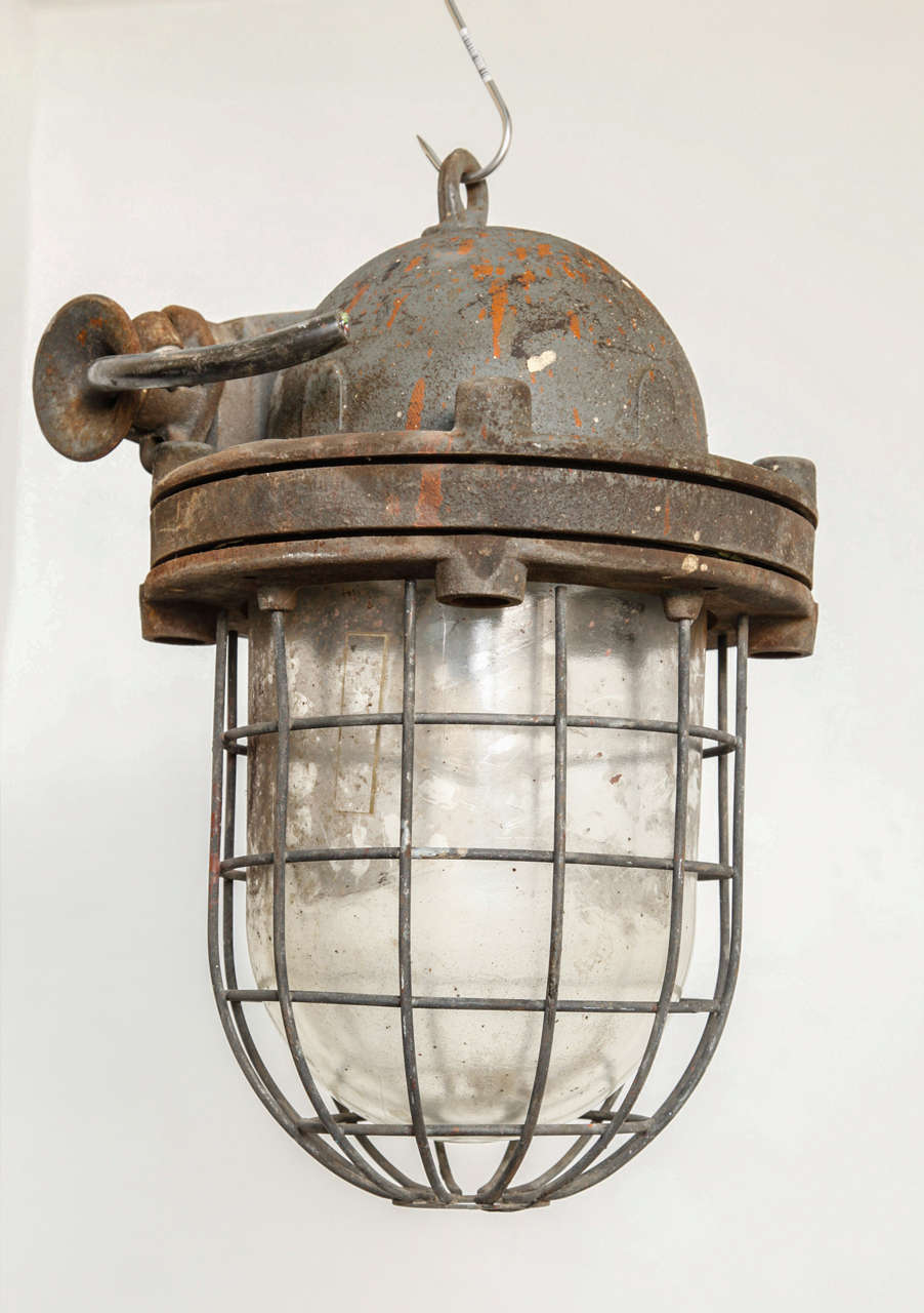 Industrielle Fabrik Lampenschirm und Gusseisen Einsatz Klarglas.
Zwei Stück verfügbar. Die Lampen sind im originalen Vintage-Zustand.