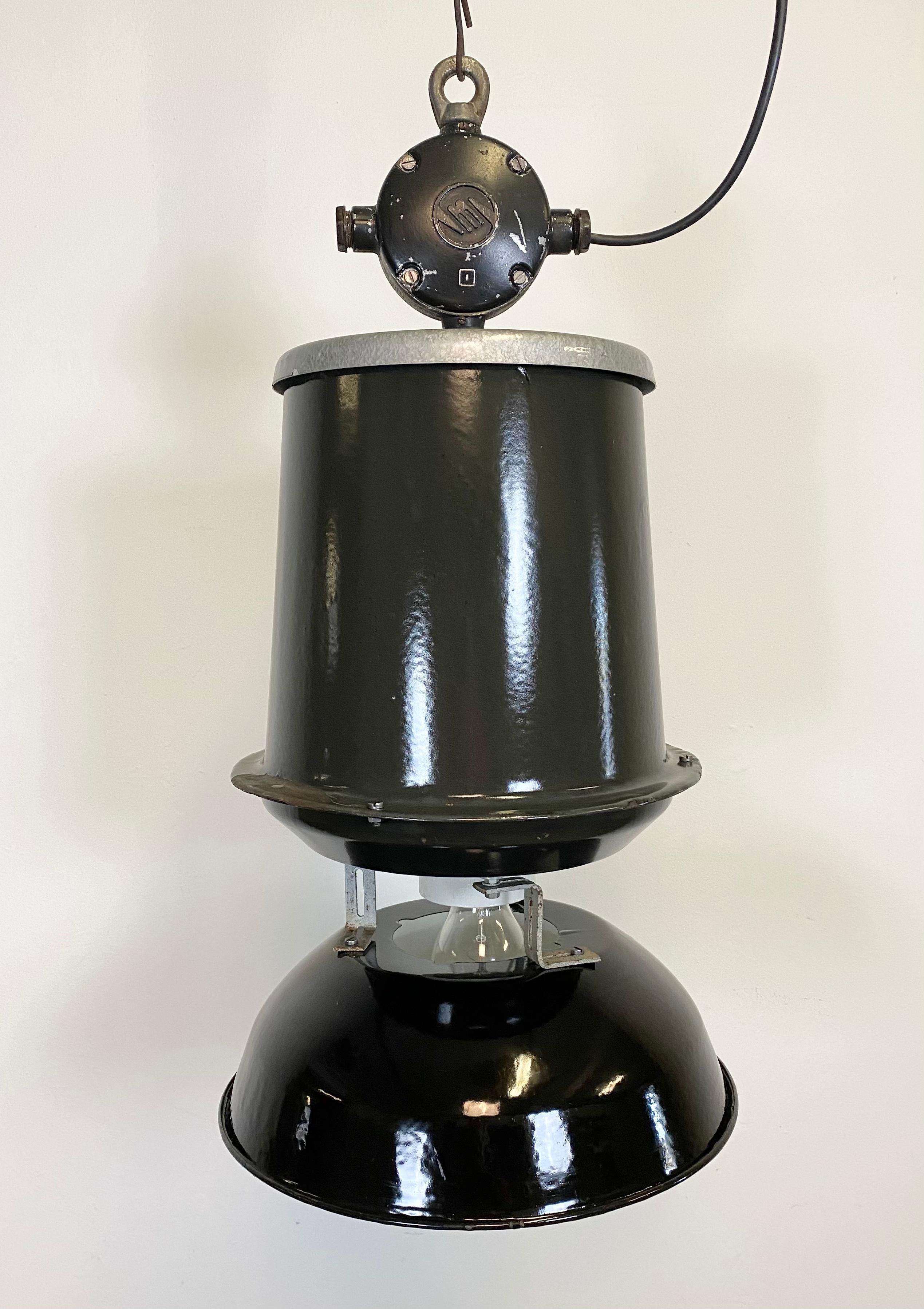 Industrial light made by Elektrosvit in former Czechoslovakia during the 1960s.It features a cast aluminium top, a black enamel body with white interior. The socket requires E 27 lightbulbs. New wiring. The weight of the lamp is 6,5 kg.