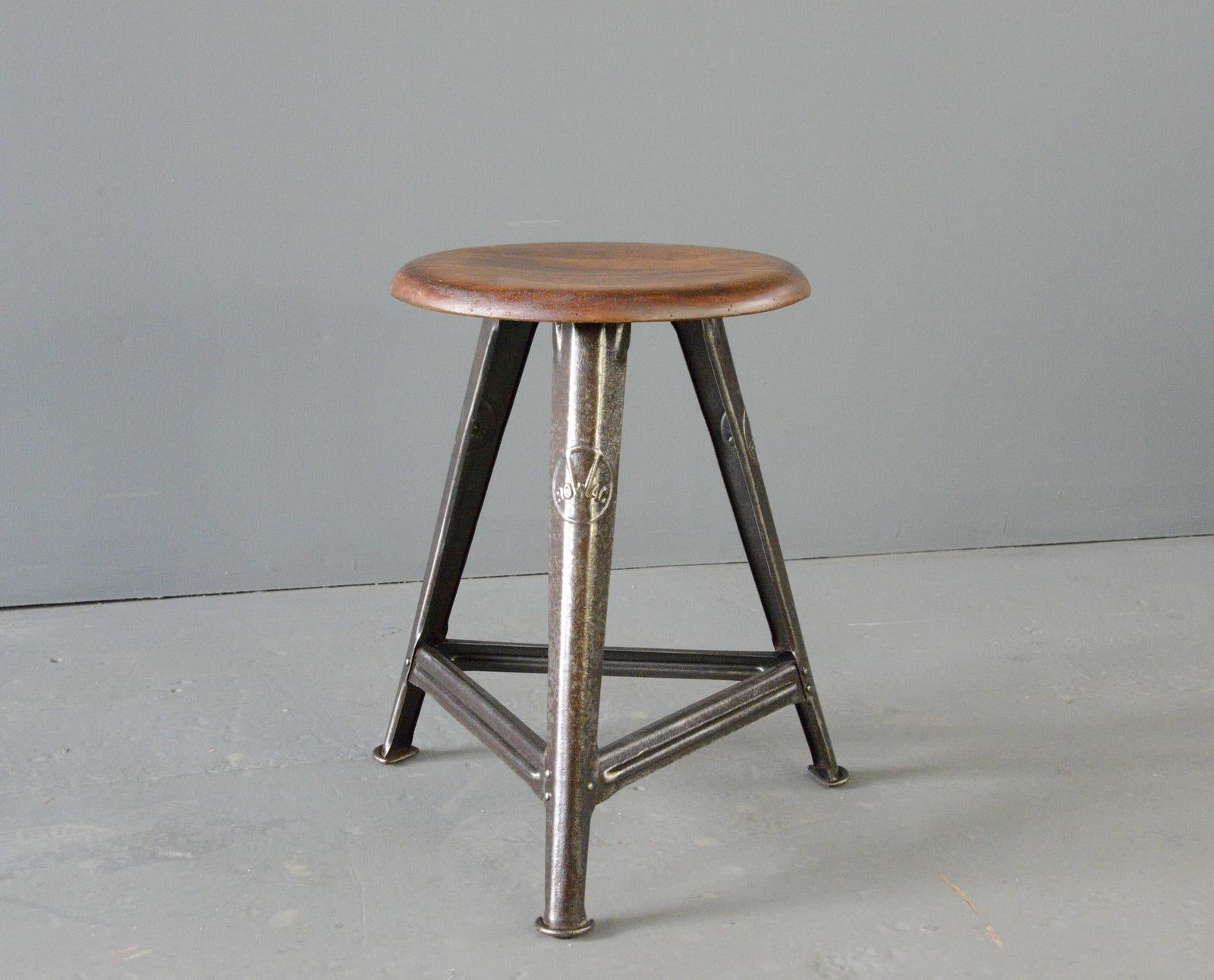 Tabouret d'usine industriel par Rowac vers les années 1920

- Marquage sur les 3 jambes
- Siège en orme d'origine
- Par Robert Wagner, Chemnitz
- Allemand ~ années 1920
- 51cm de haut x 35cm de large

Rowac

Robert Wagner a fondé son entreprise en