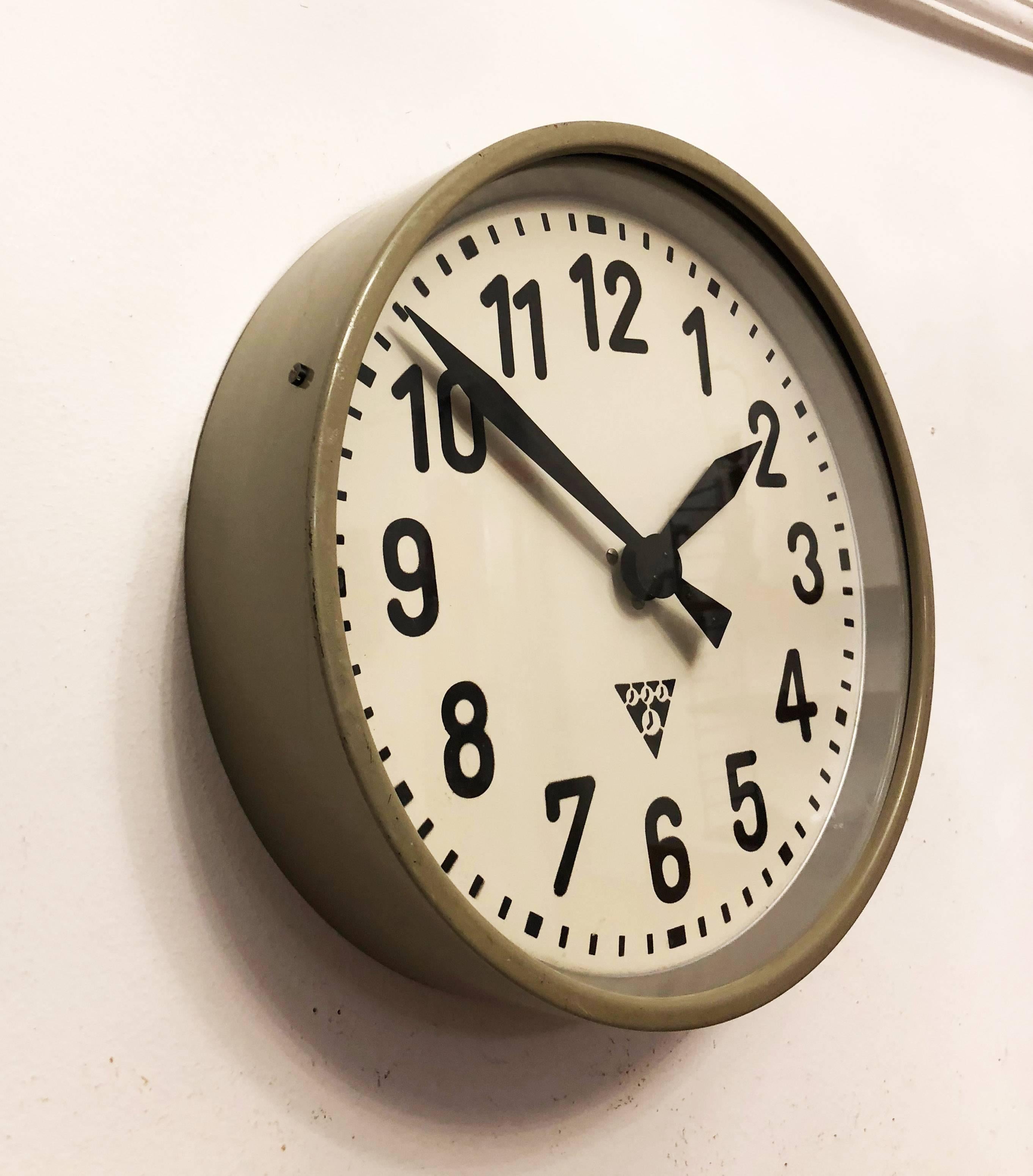 Industrial Factory Wall Clock by Pragotron In Excellent Condition In Vienna, AT