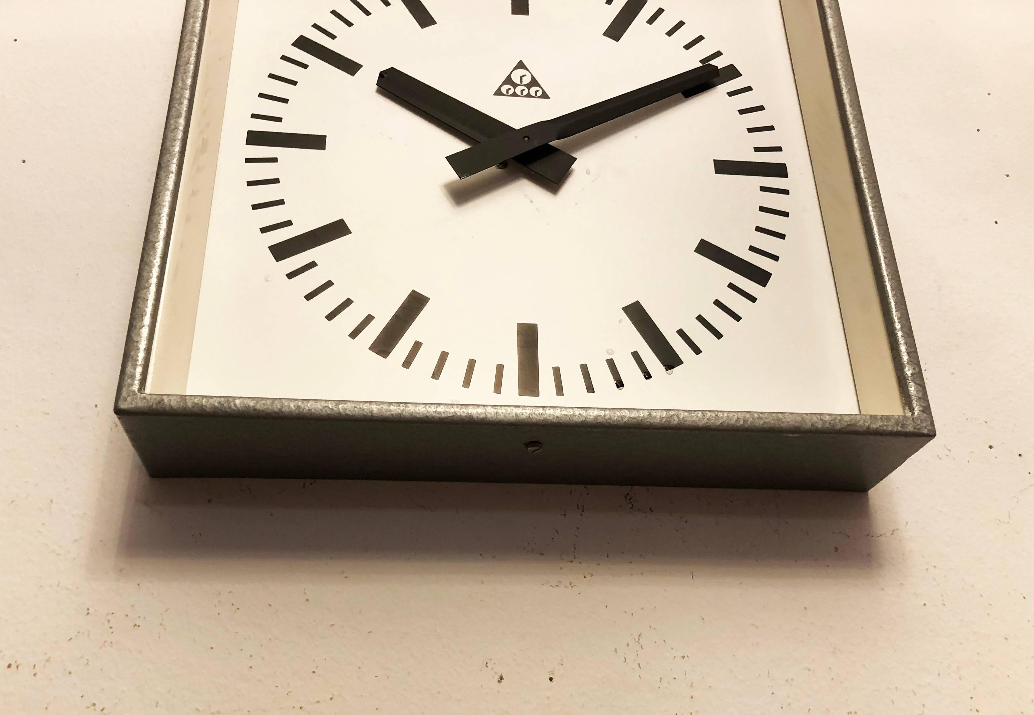 Wanduhr von Pragotron, Industrielle Fabrik-Wanduhr (Mitte des 20. Jahrhunderts) im Angebot