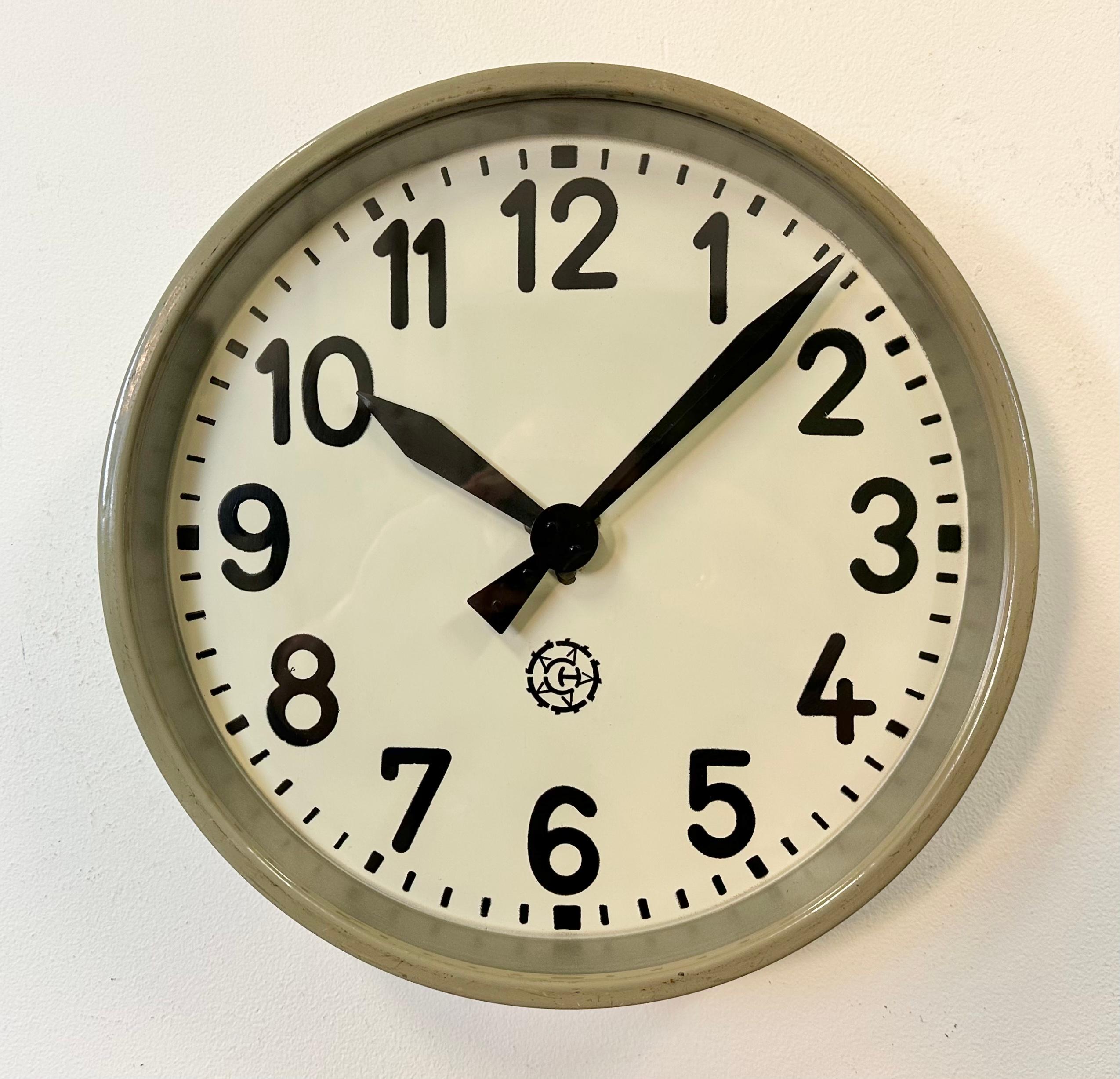 This factory wall clock wad produced by Chronotechna in former Czechoslovakia during the 1950s. It features a grey metal frame, an iron dial, an aluminum hands and a clear glass cover. The piece has been converted into a battery-powered clockwork
