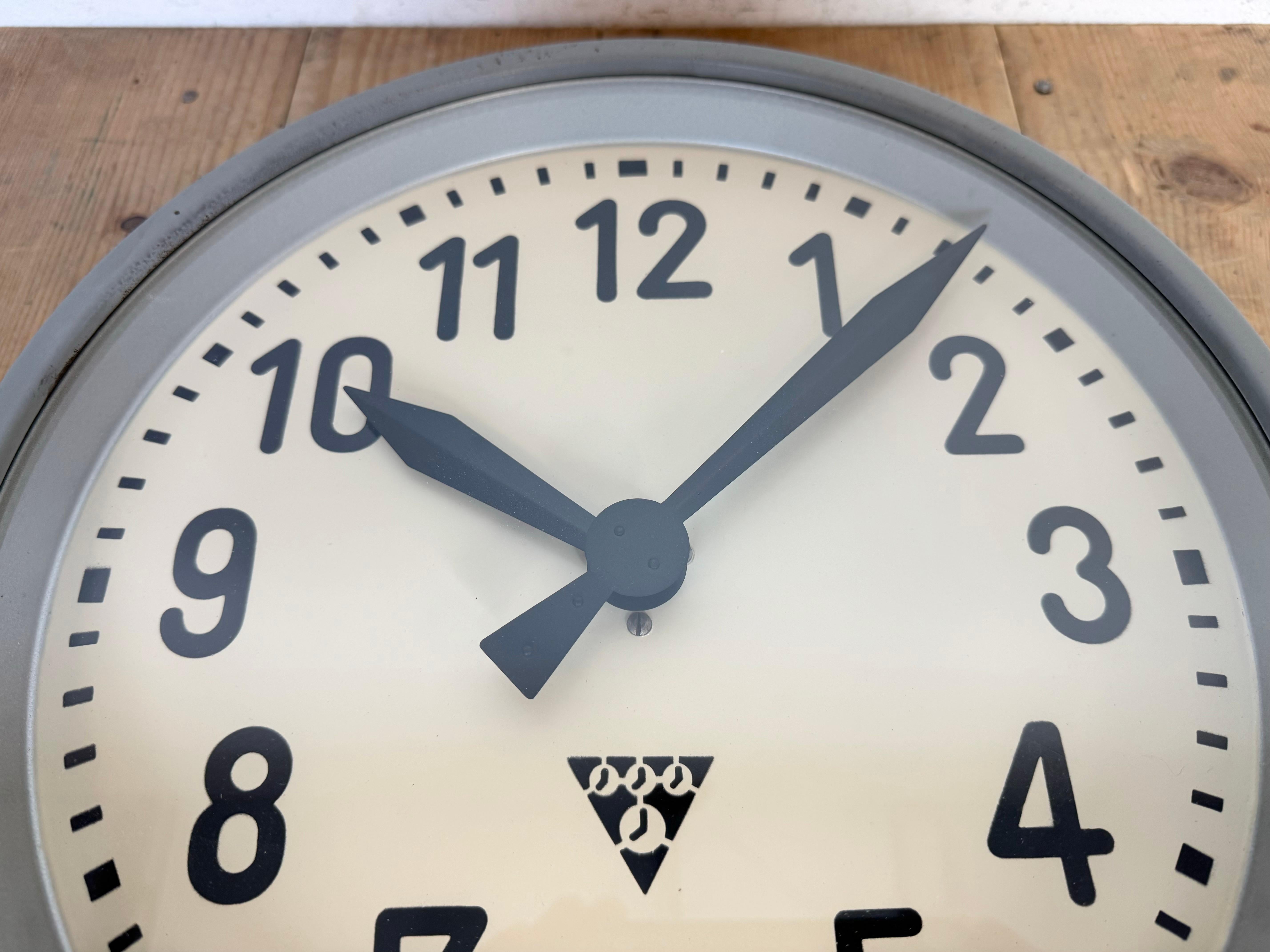 Horloge murale d'usine industrielle de Pragotron, années 1960 en vente 3