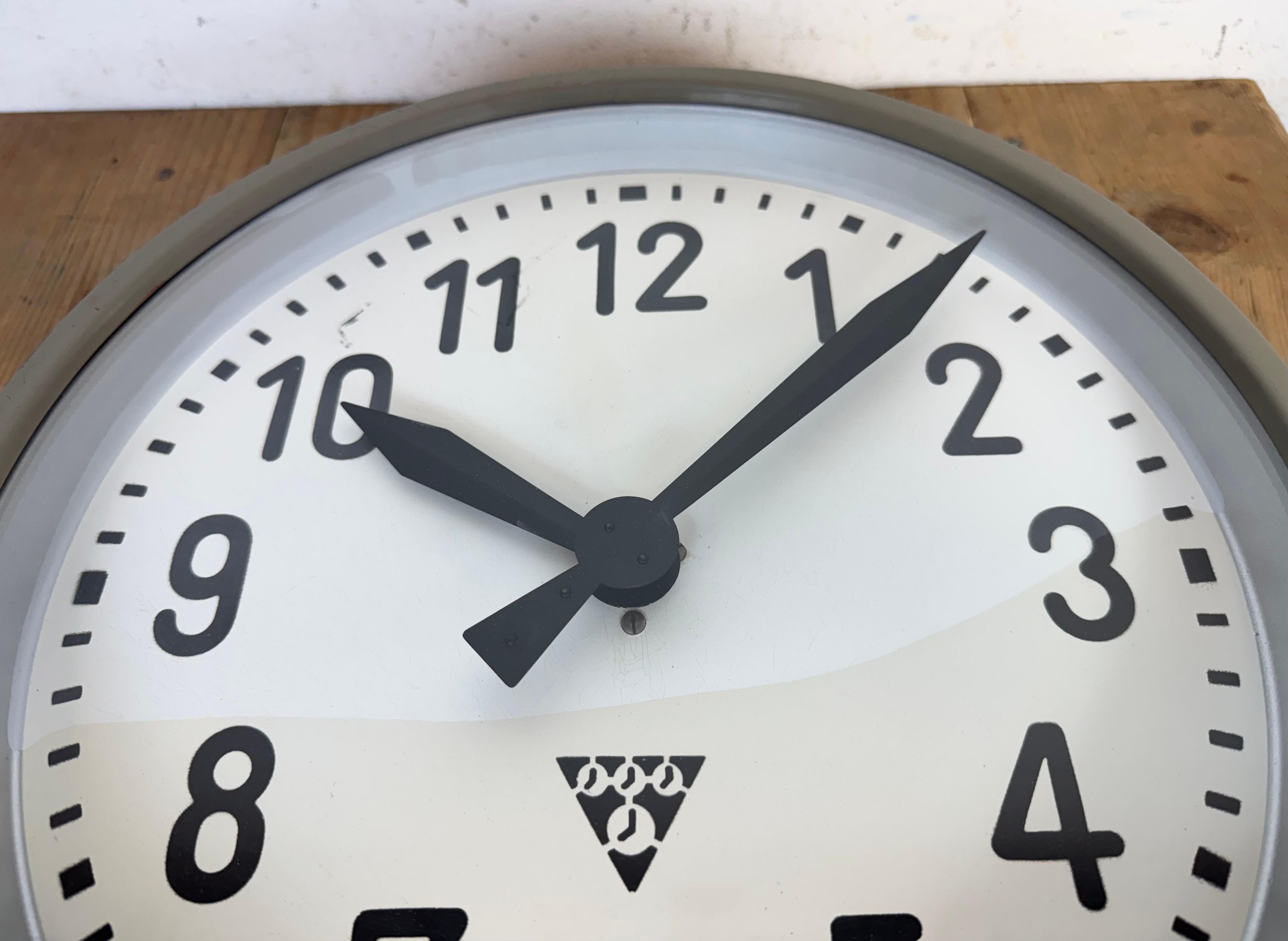 Horloge murale d'usine industrielle de Pragotron, années 1960 en vente 3