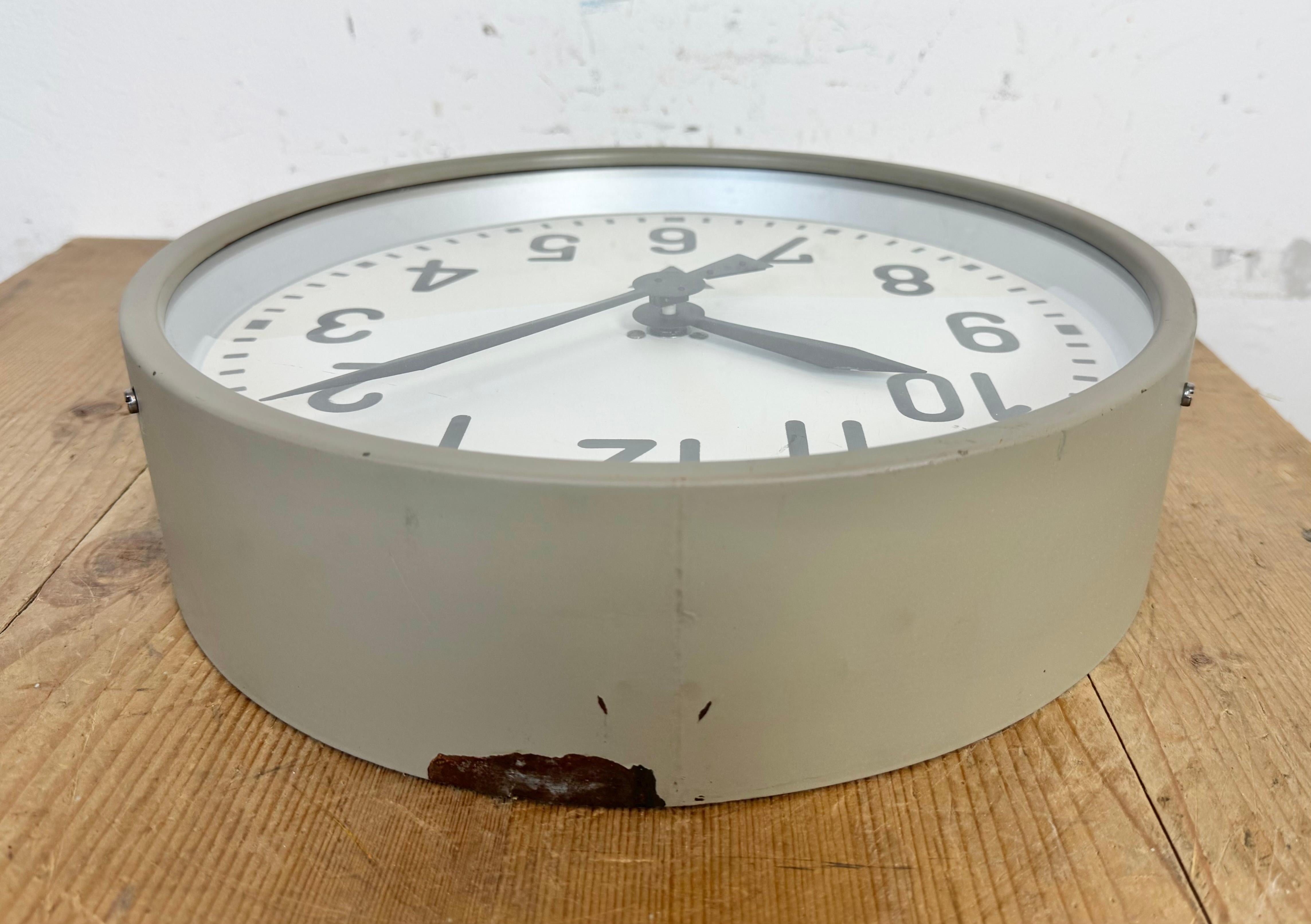 Horloge murale d'usine industrielle de Pragotron, années 1960 en vente 4