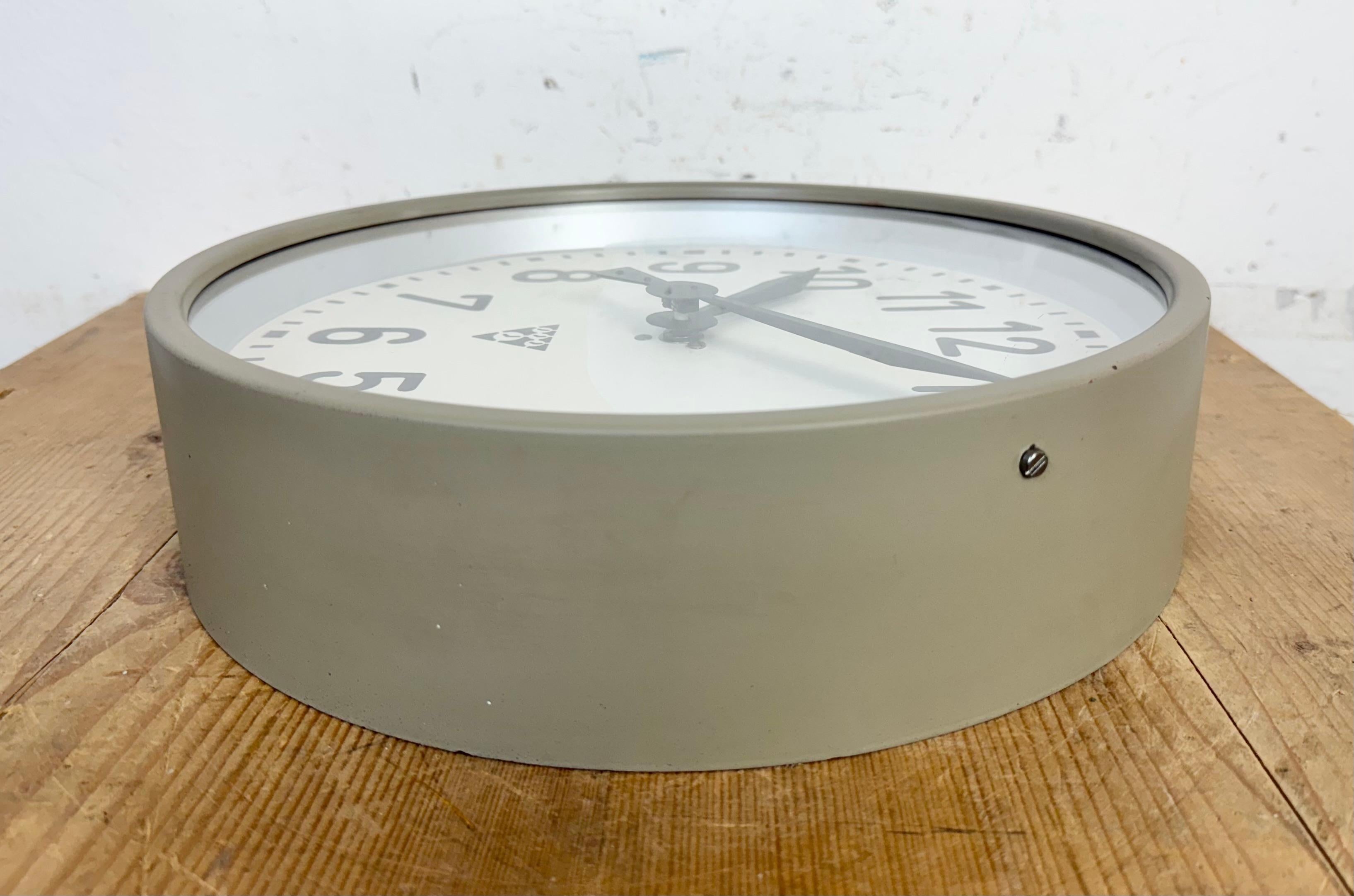 Horloge murale d'usine industrielle de Pragotron, années 1960 en vente 5