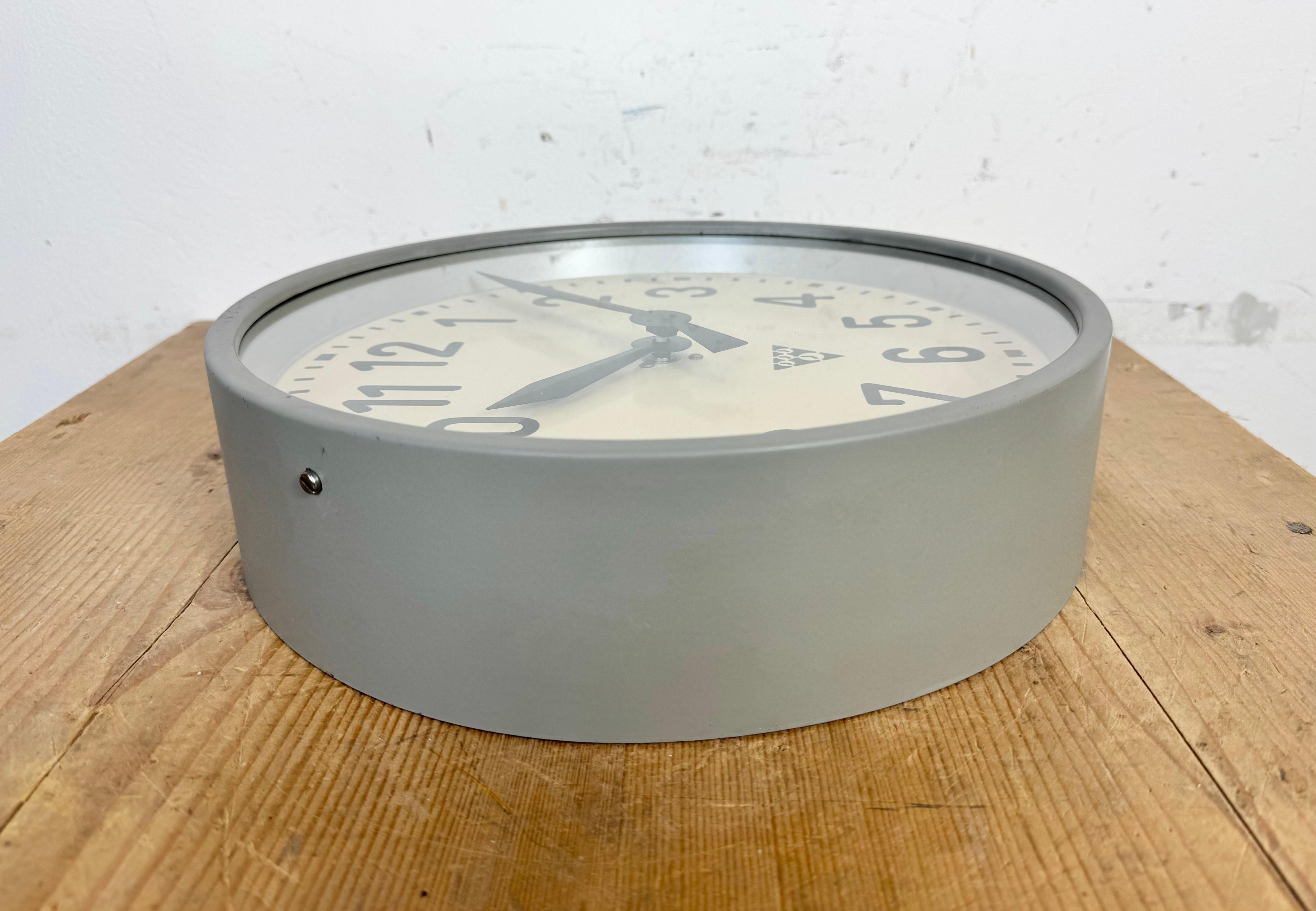 Horloge murale d'usine industrielle de Pragotron, années 1960 en vente 6