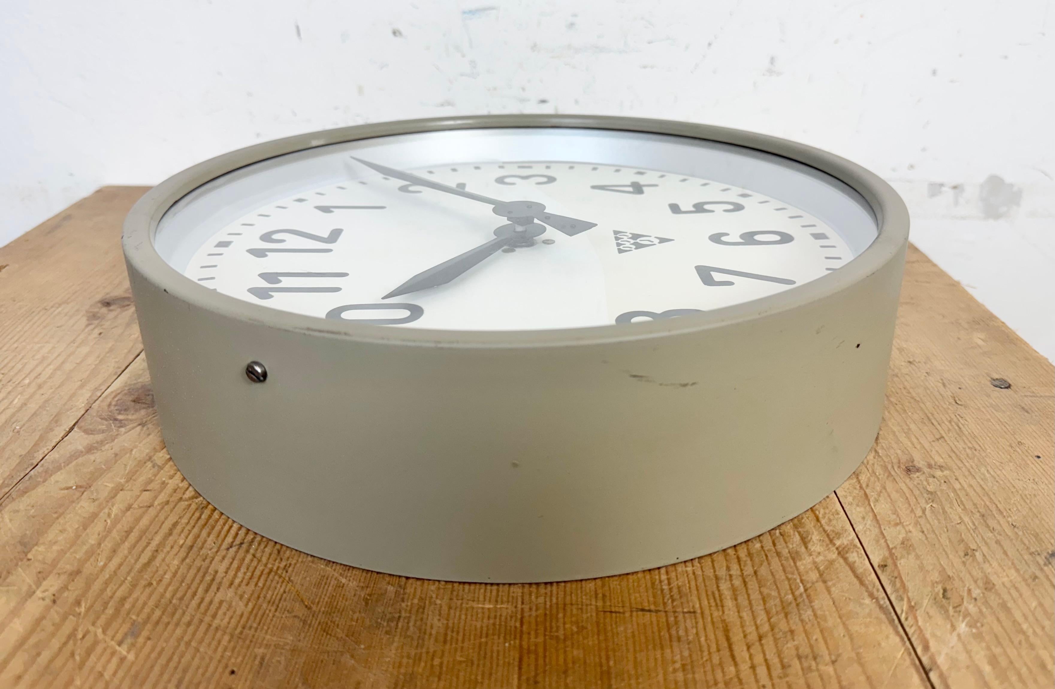 Horloge murale d'usine industrielle de Pragotron, années 1960 en vente 8