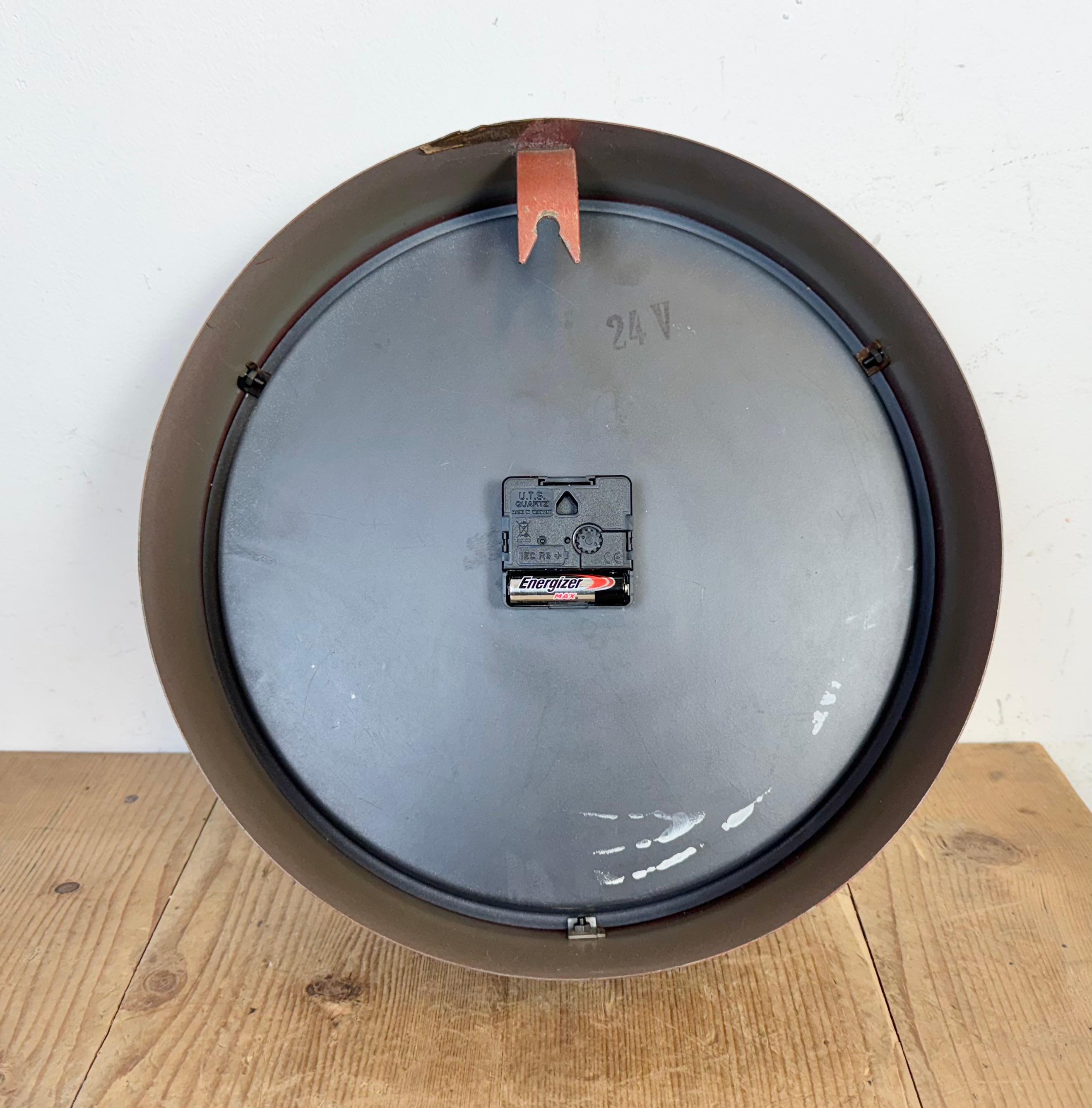 Horloge murale d'usine industrielle de Pragotron, années 1960 en vente 10