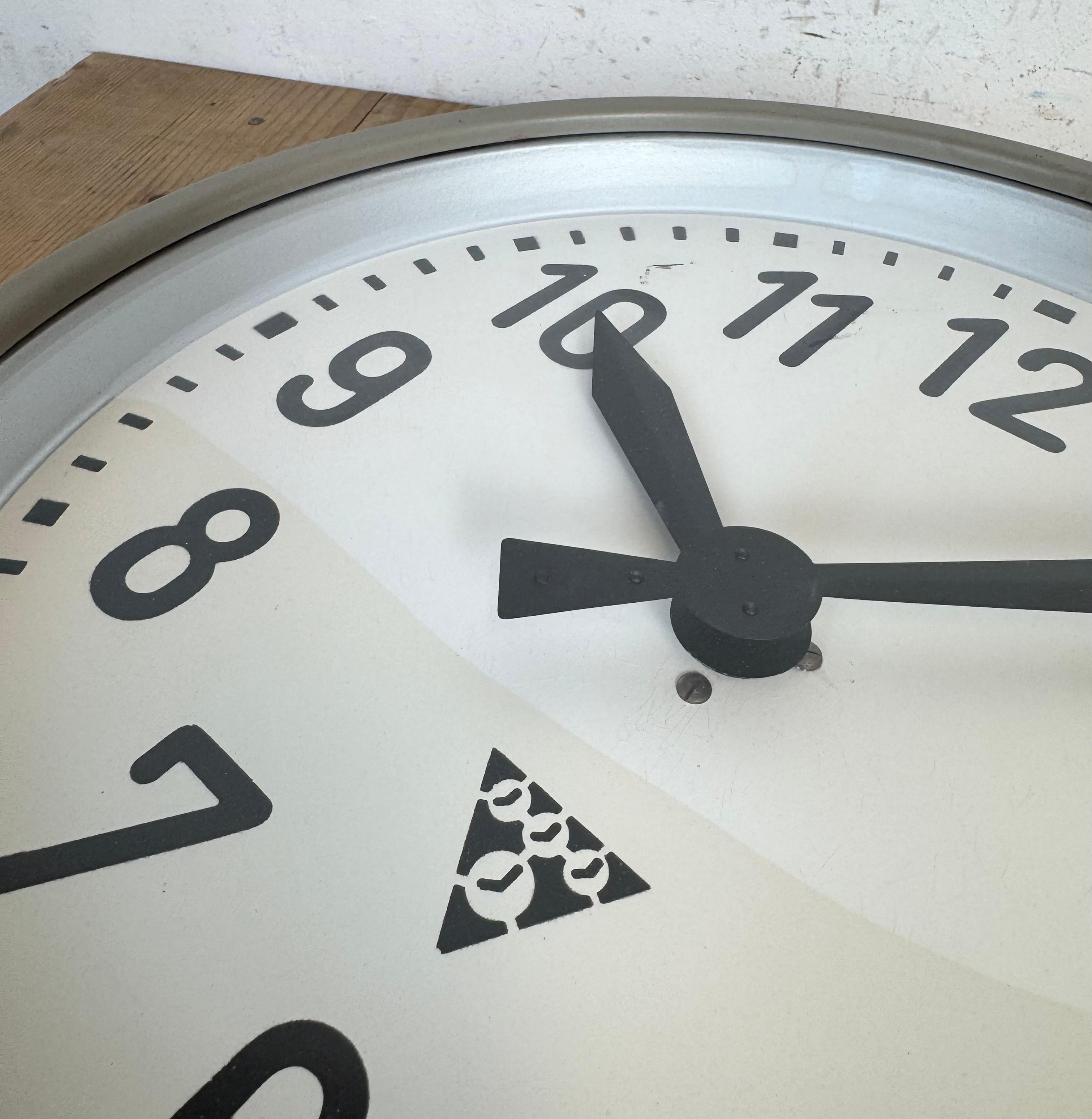 Horloge murale d'usine industrielle de Pragotron, années 1960 en vente 11