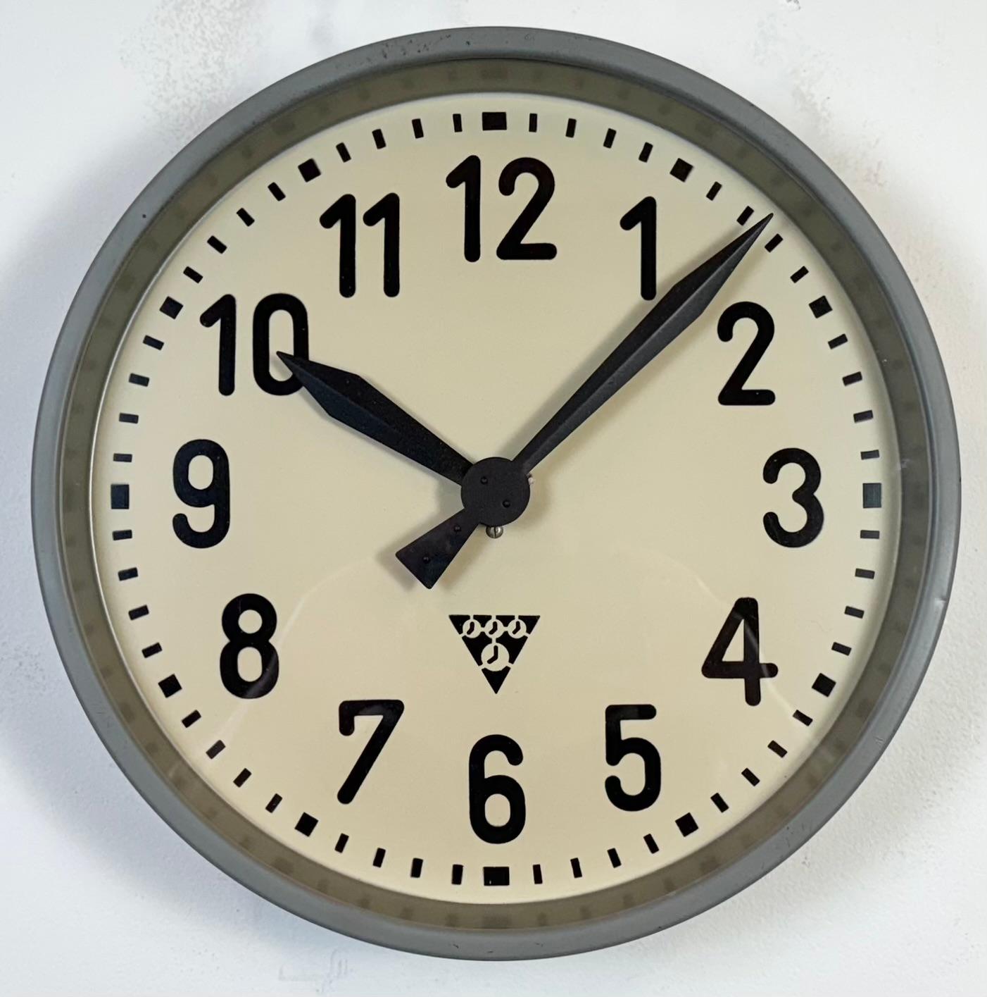 Industriel Horloge murale d'usine industrielle de Pragotron, années 1960 en vente