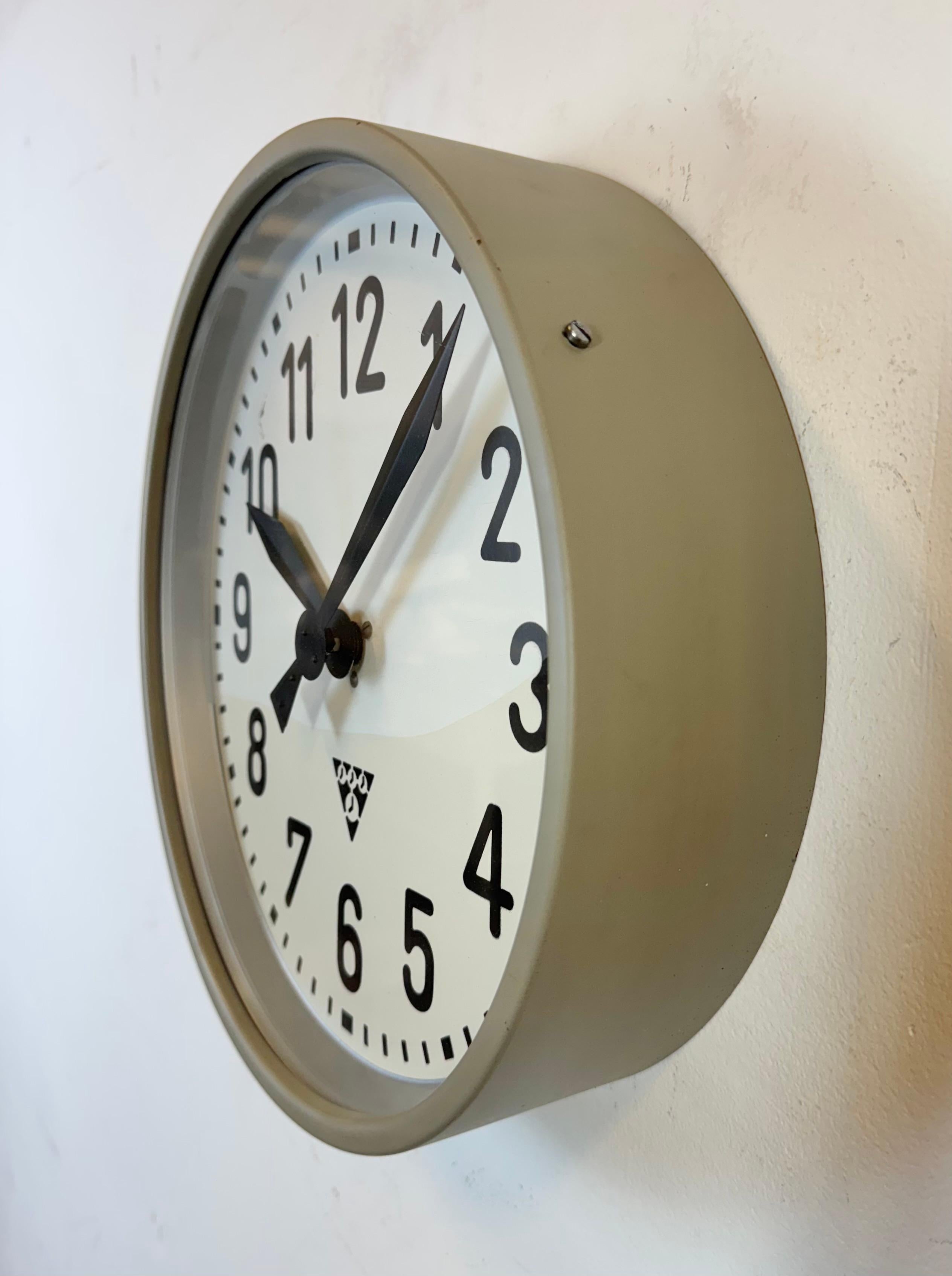 Tchèque Horloge murale d'usine industrielle de Pragotron, années 1960 en vente