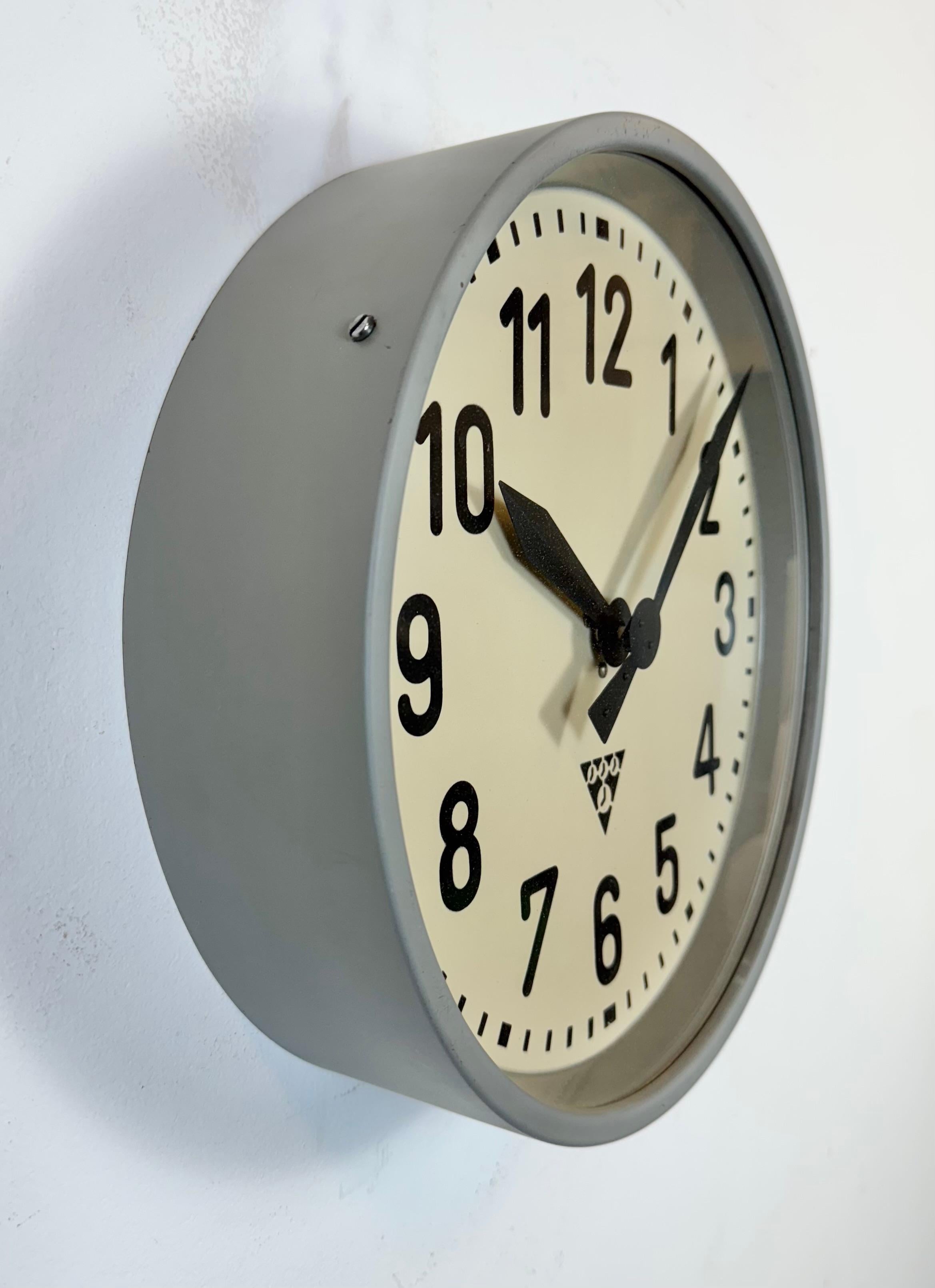 Horloge murale d'usine industrielle de Pragotron, années 1960 Bon état - En vente à Kojetice, CZ