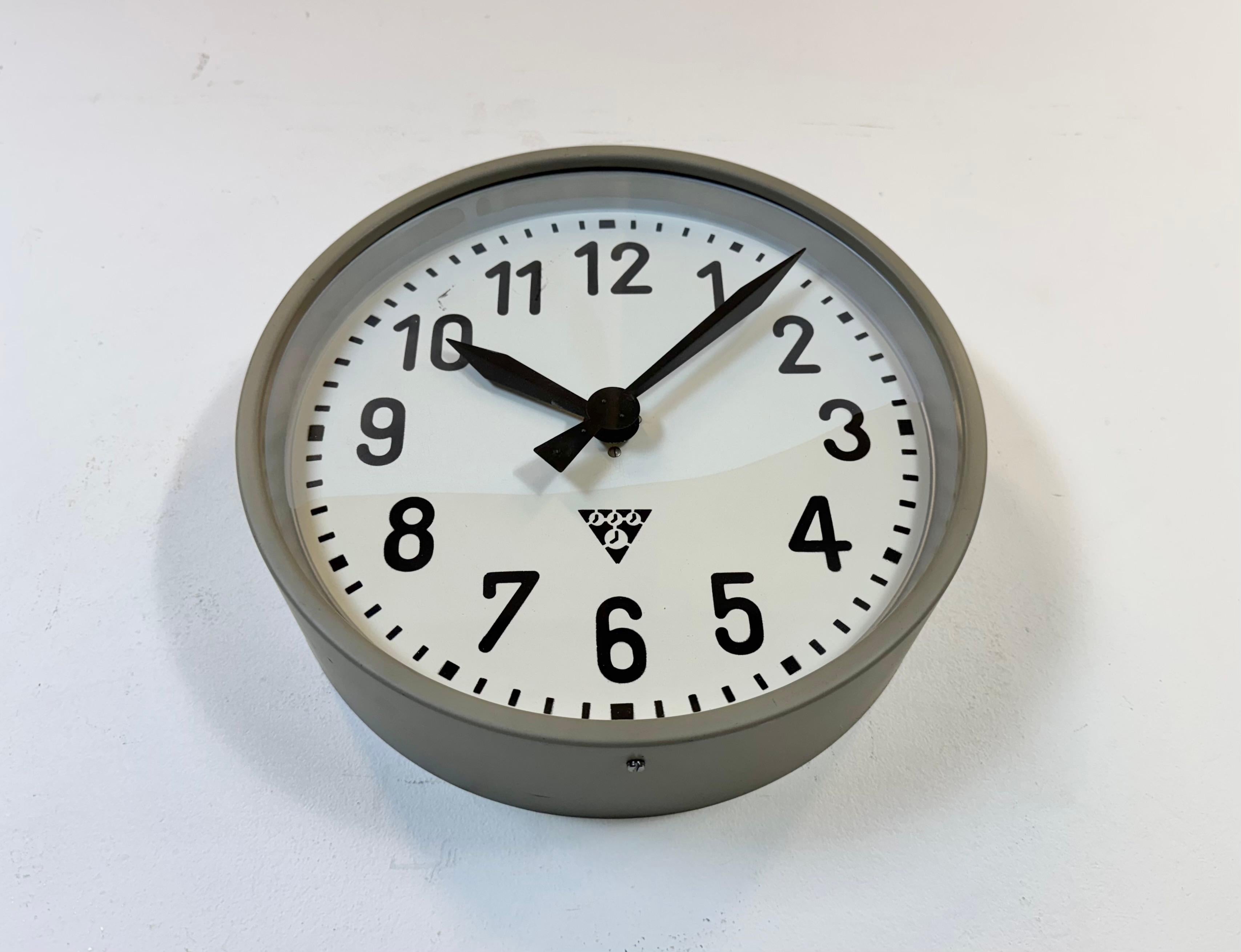 Horloge murale d'usine industrielle de Pragotron, années 1960 Bon état - En vente à Kojetice, CZ