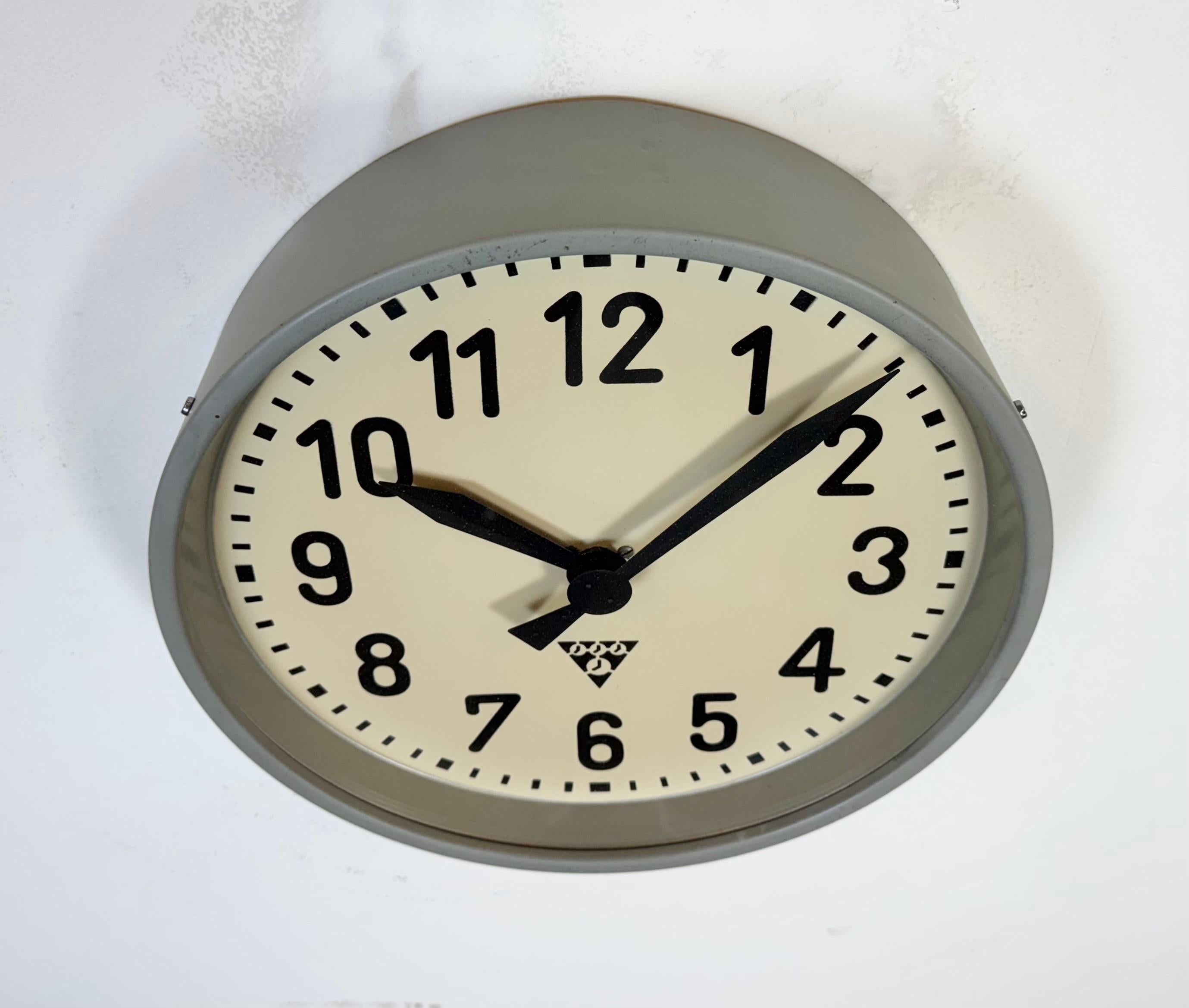 20ième siècle Horloge murale d'usine industrielle de Pragotron, années 1960 en vente