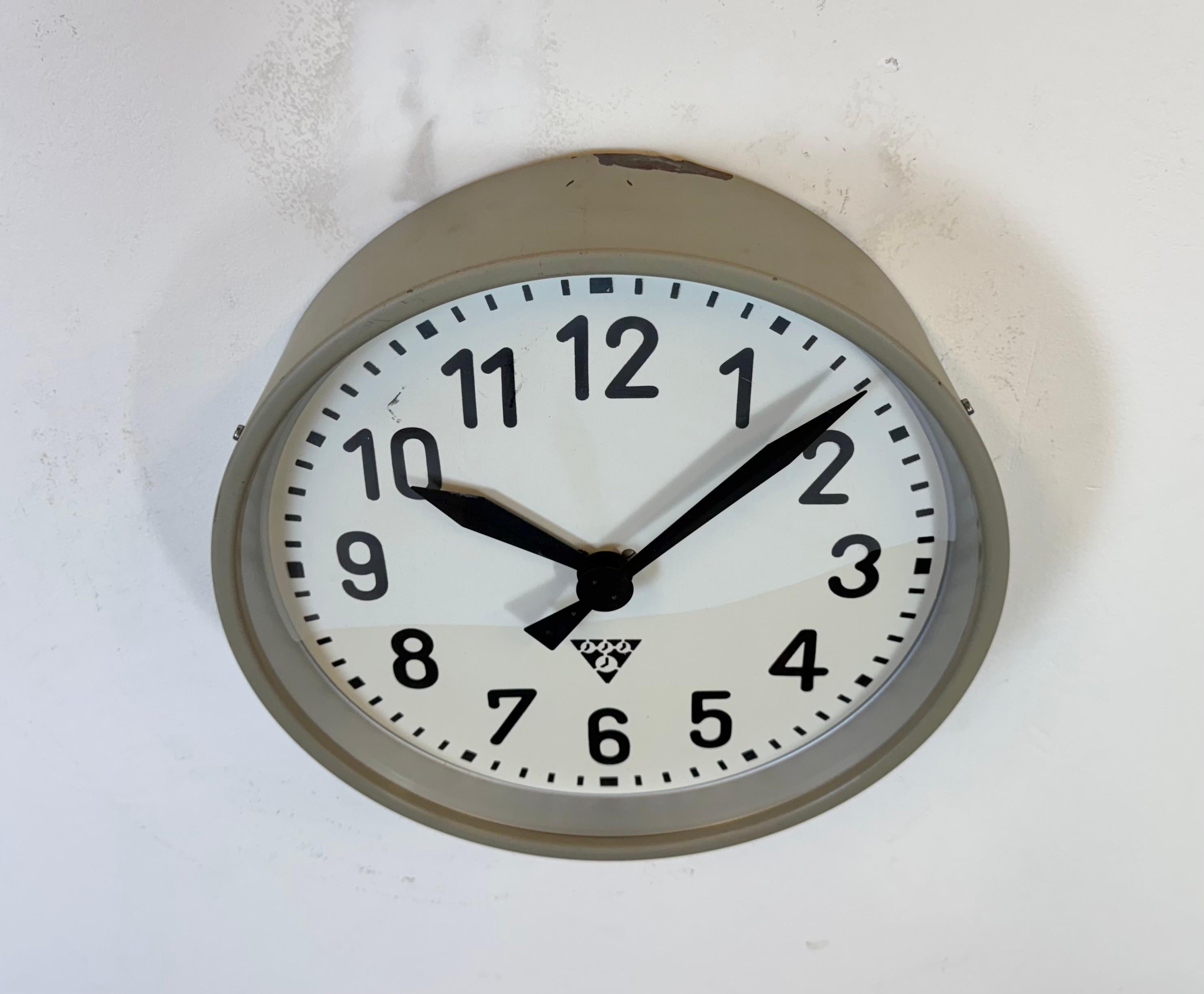 20ième siècle Horloge murale d'usine industrielle de Pragotron, années 1960 en vente