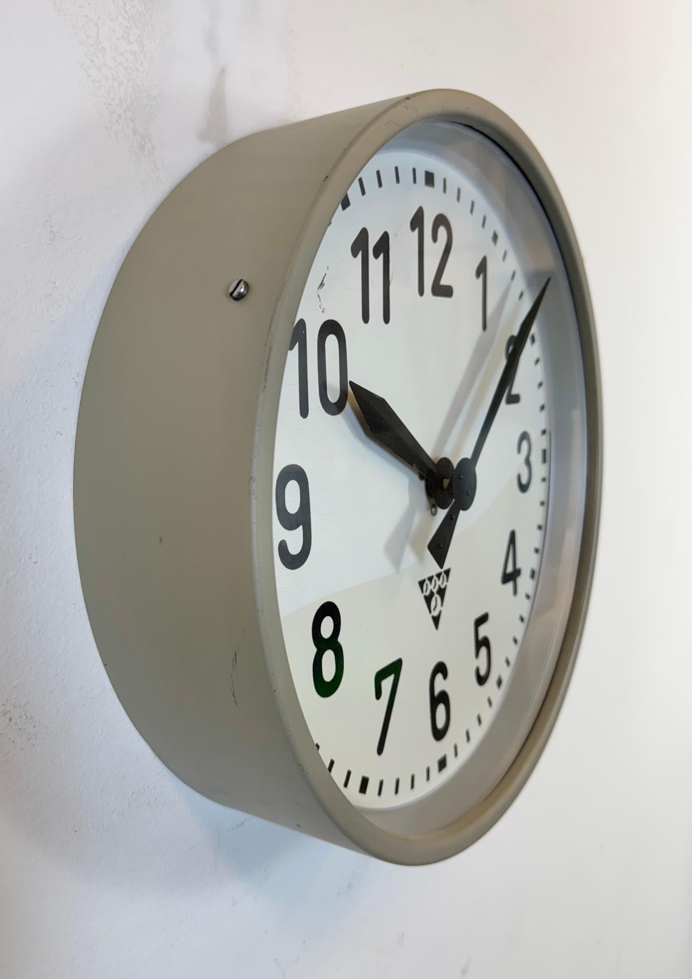 Verre Horloge murale d'usine industrielle de Pragotron, années 1960 en vente