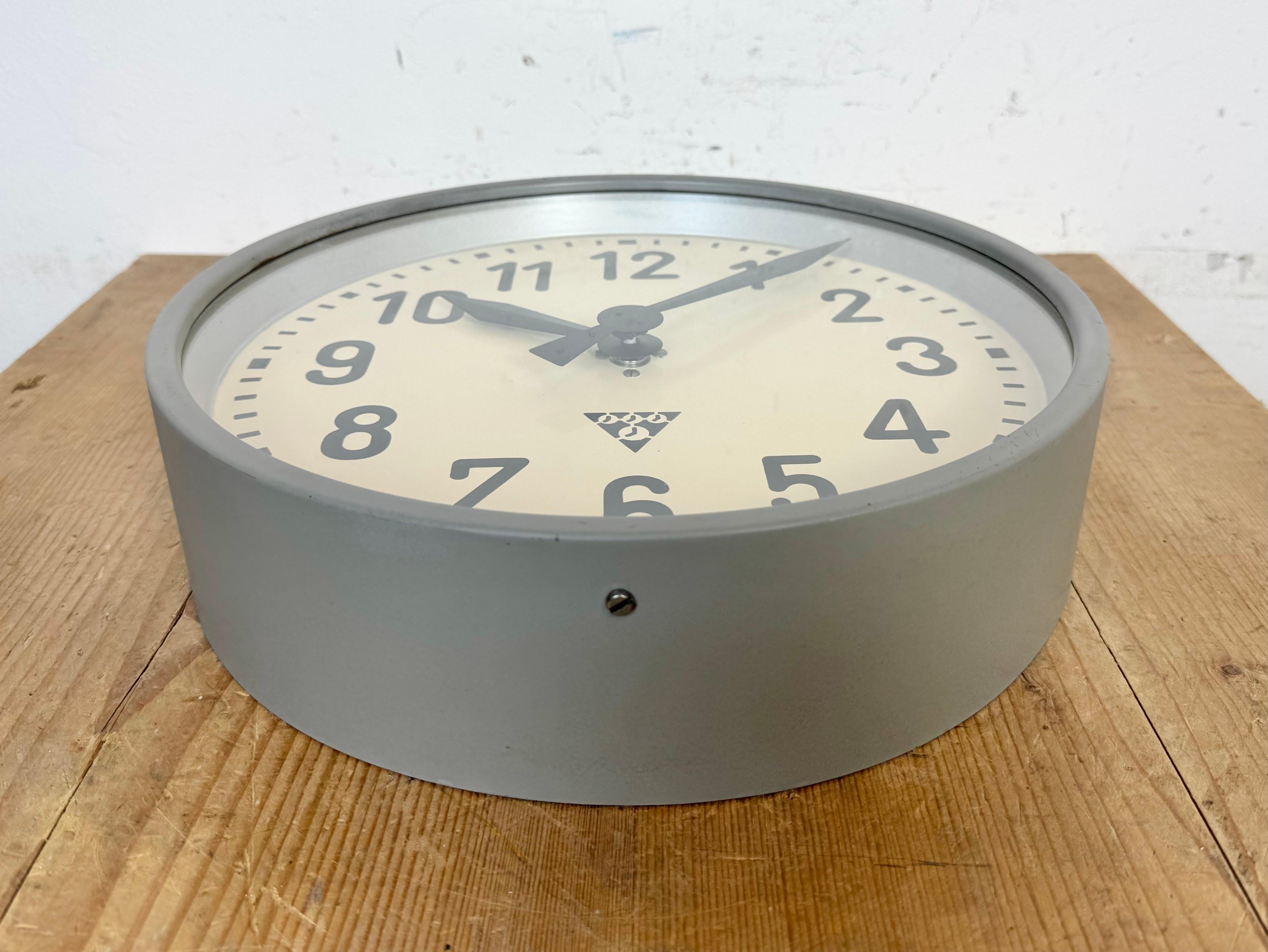 Horloge murale d'usine industrielle de Pragotron, années 1960 en vente 1