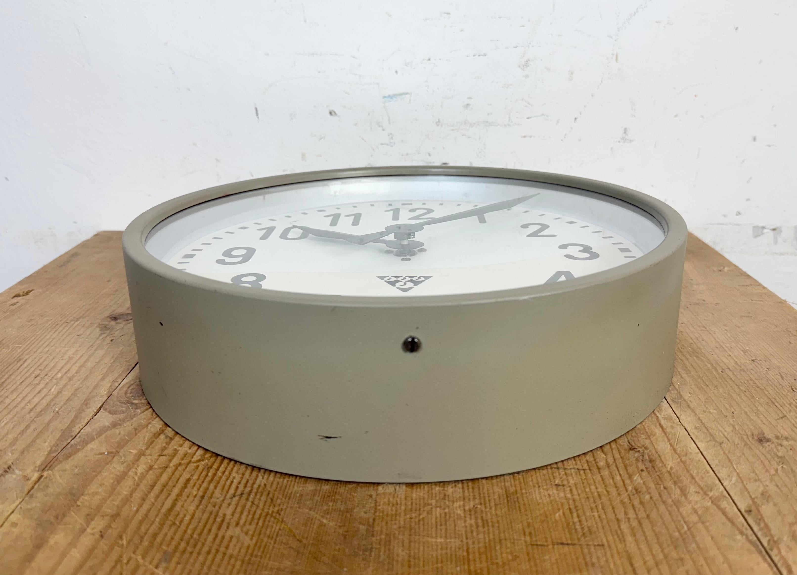 Horloge murale d'usine industrielle de Pragotron, années 1960 en vente 1