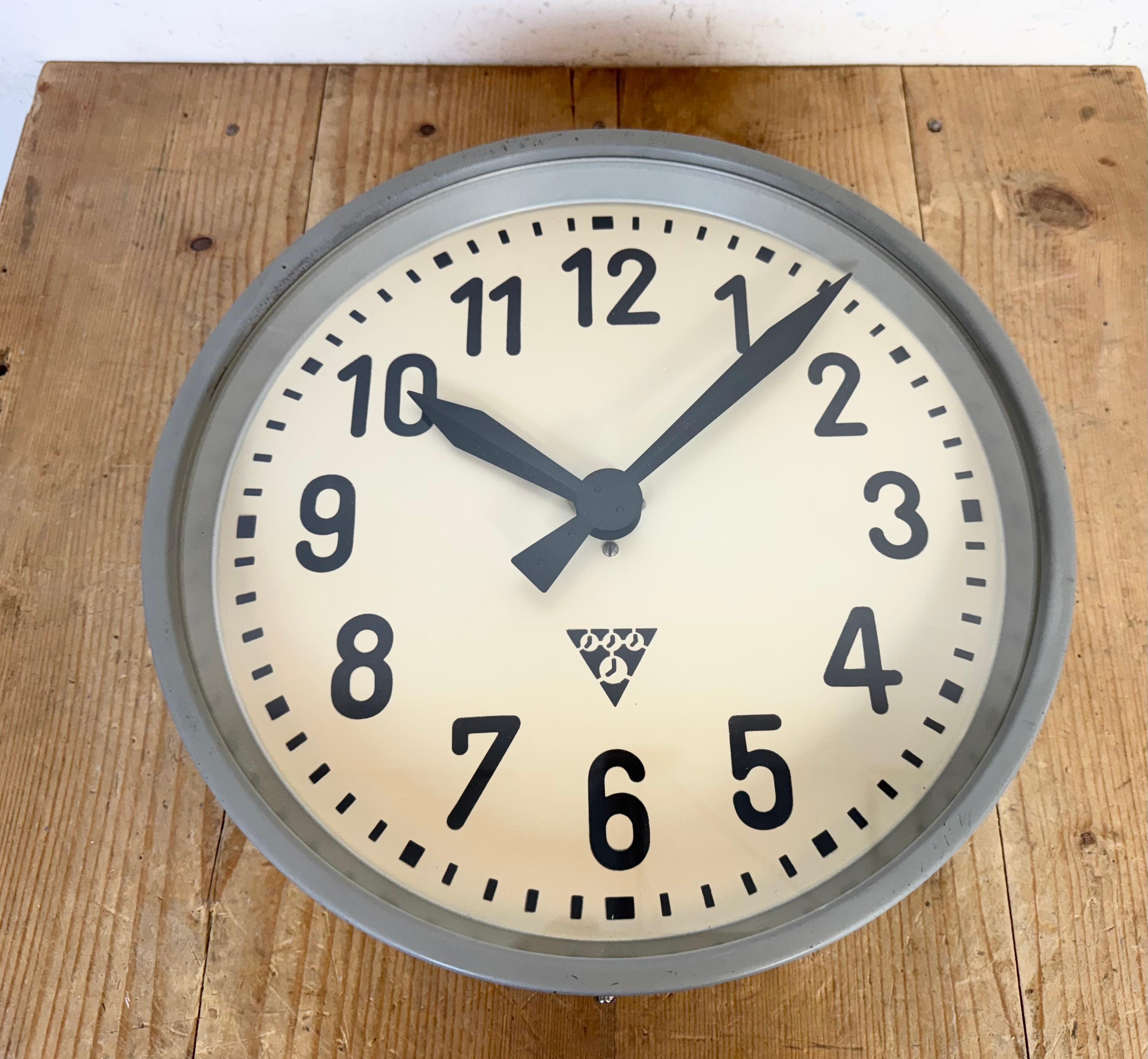 Horloge murale d'usine industrielle de Pragotron, années 1960 en vente 2