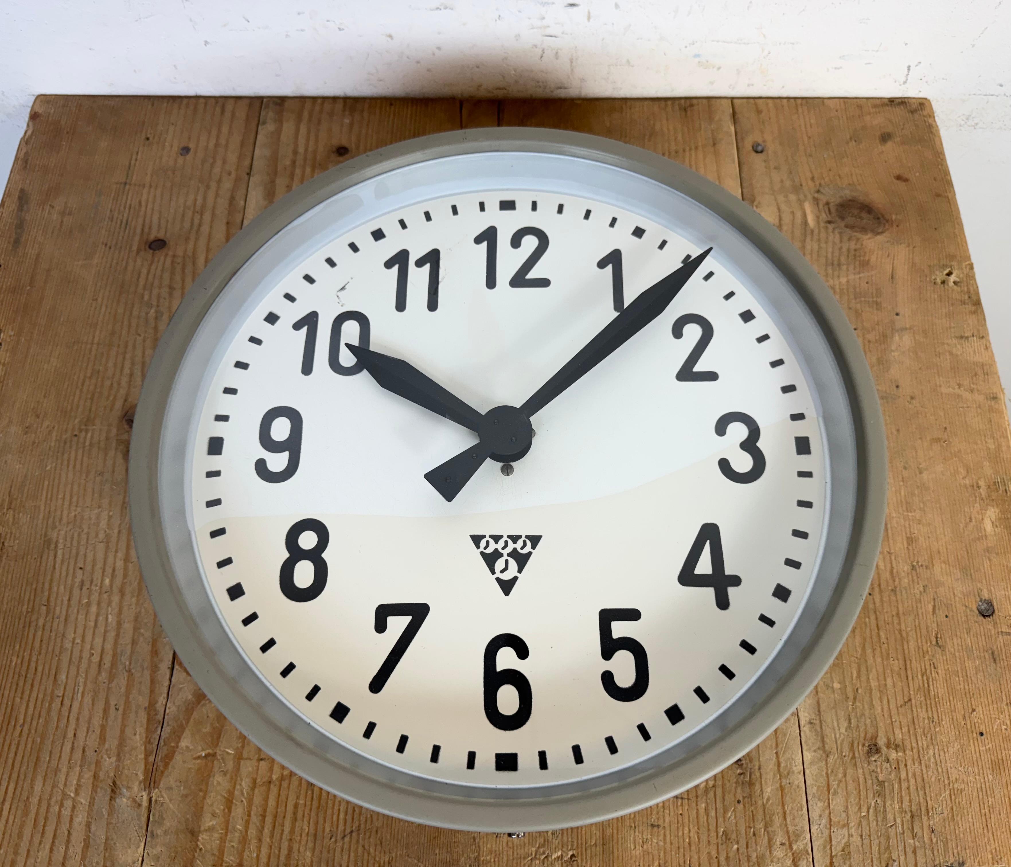 Horloge murale d'usine industrielle de Pragotron, années 1960 en vente 2