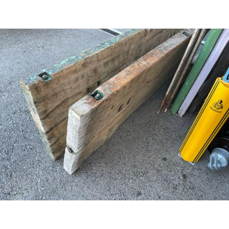 Industrielle Werkbank aus Gusseisen und Holzplatte, 1955
 
 Vintage By Design
 Mechanikerwerkbank aus Massivholz und Gusseisensockel / x3 verfügbar 
 
 Zusätzliche Informationen:
 MATERIALIEN: Gusseisen, Holz
 Farbe: Schwarz
 Design Zeitraum: 1950